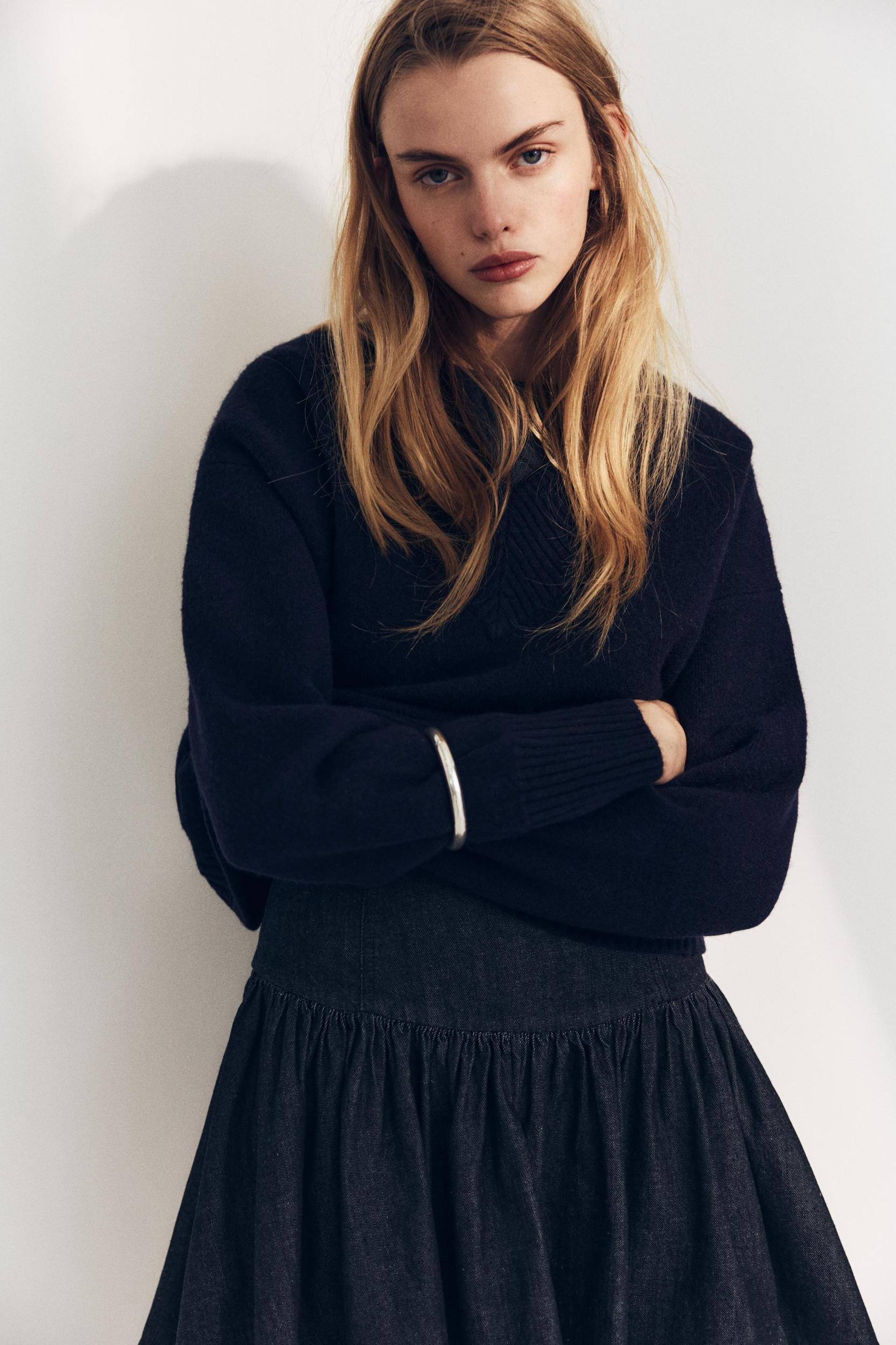 BASIC V-NECK KNIT SWEATER Product Image