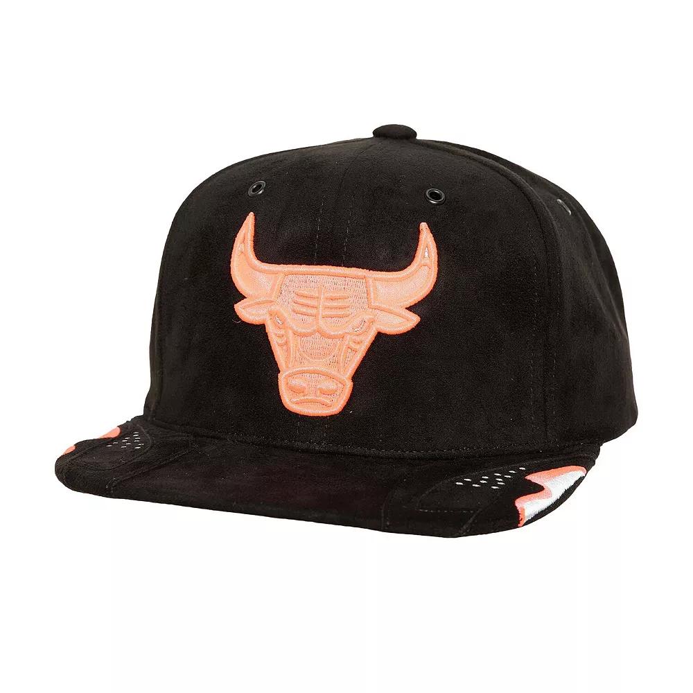 Men's Mitchell & Ness Black Chicago Bulls Day 6 Snapback Hat Product Image