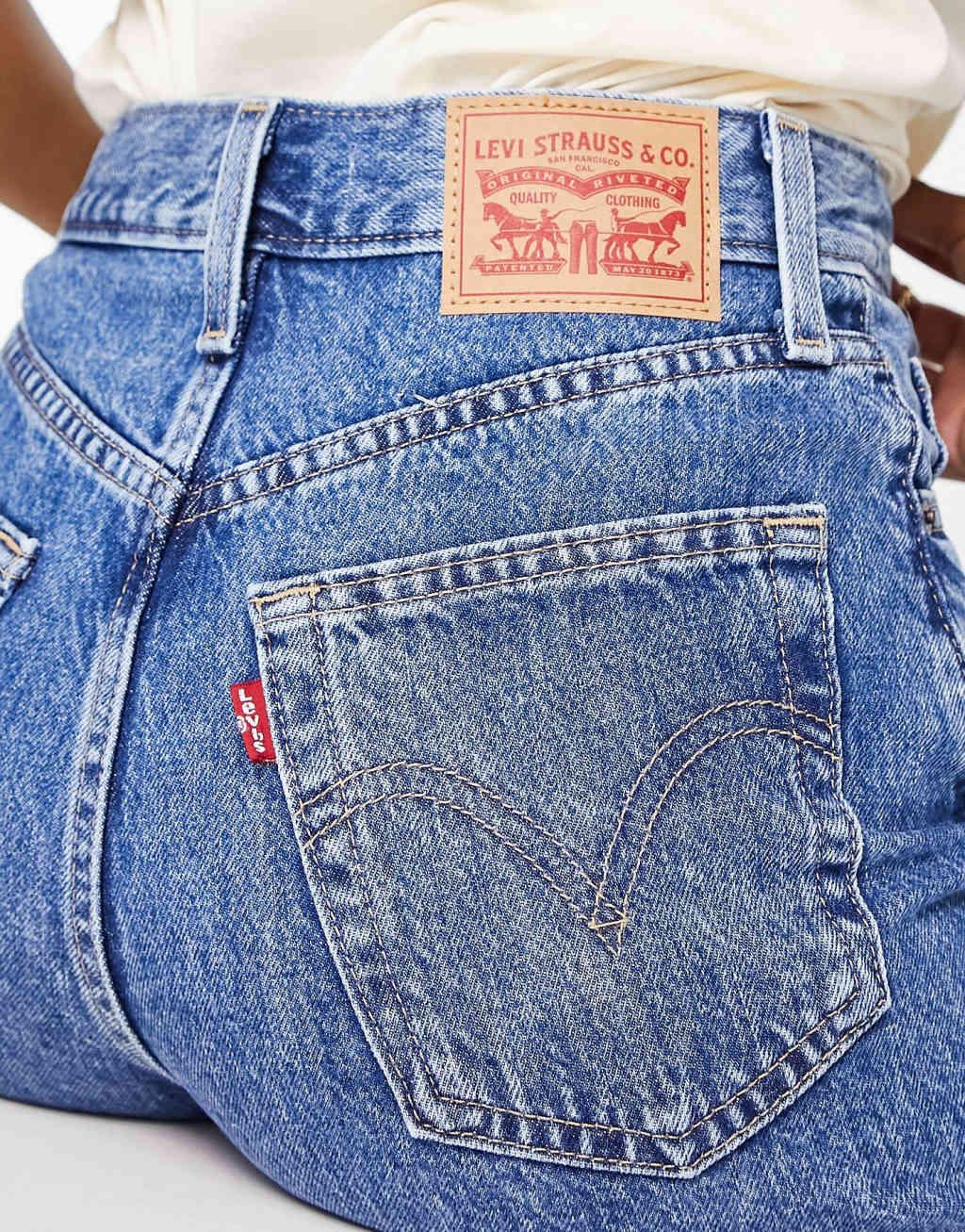 Levi's high waisted mom short in mid wash  Product Image
