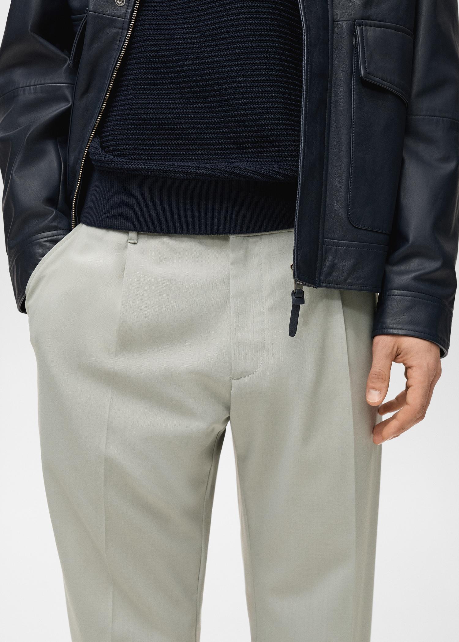 Slim-fit pleated cool wool pants - Men | MANGO USA Product Image