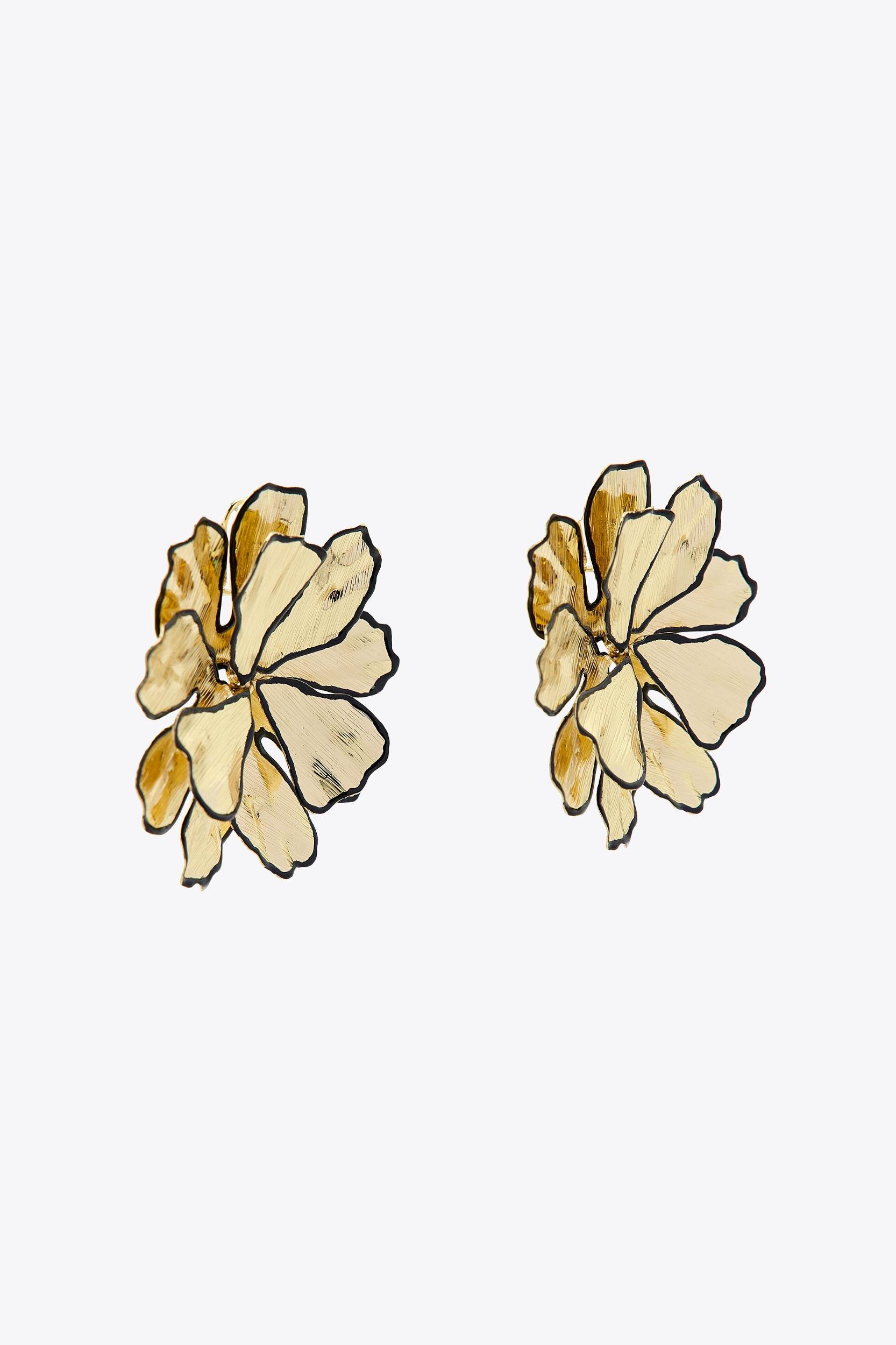 TEXTURED FLOWER EARRINGS Product Image