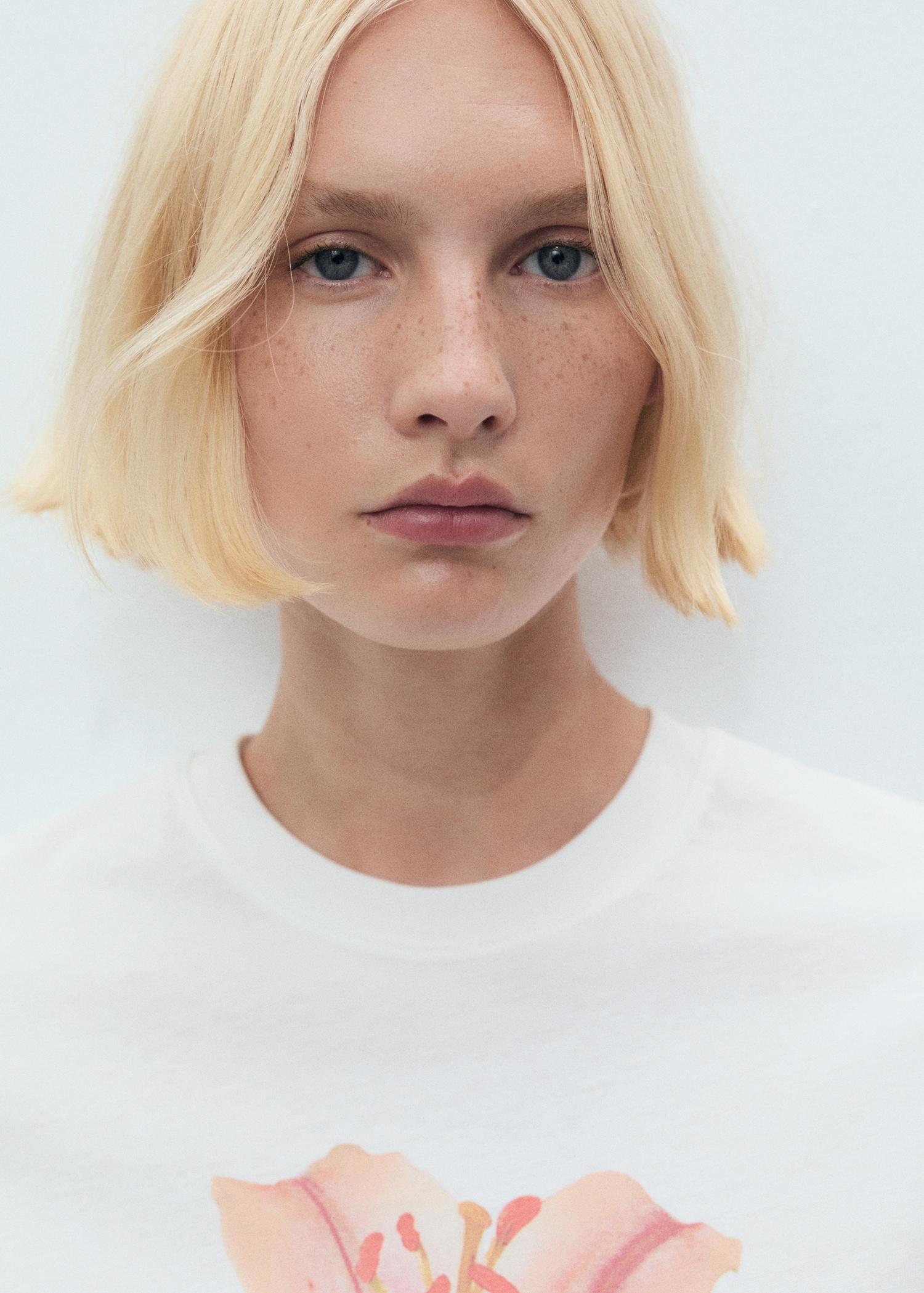 Floral print T-shirt - Women | MANGO USA Product Image