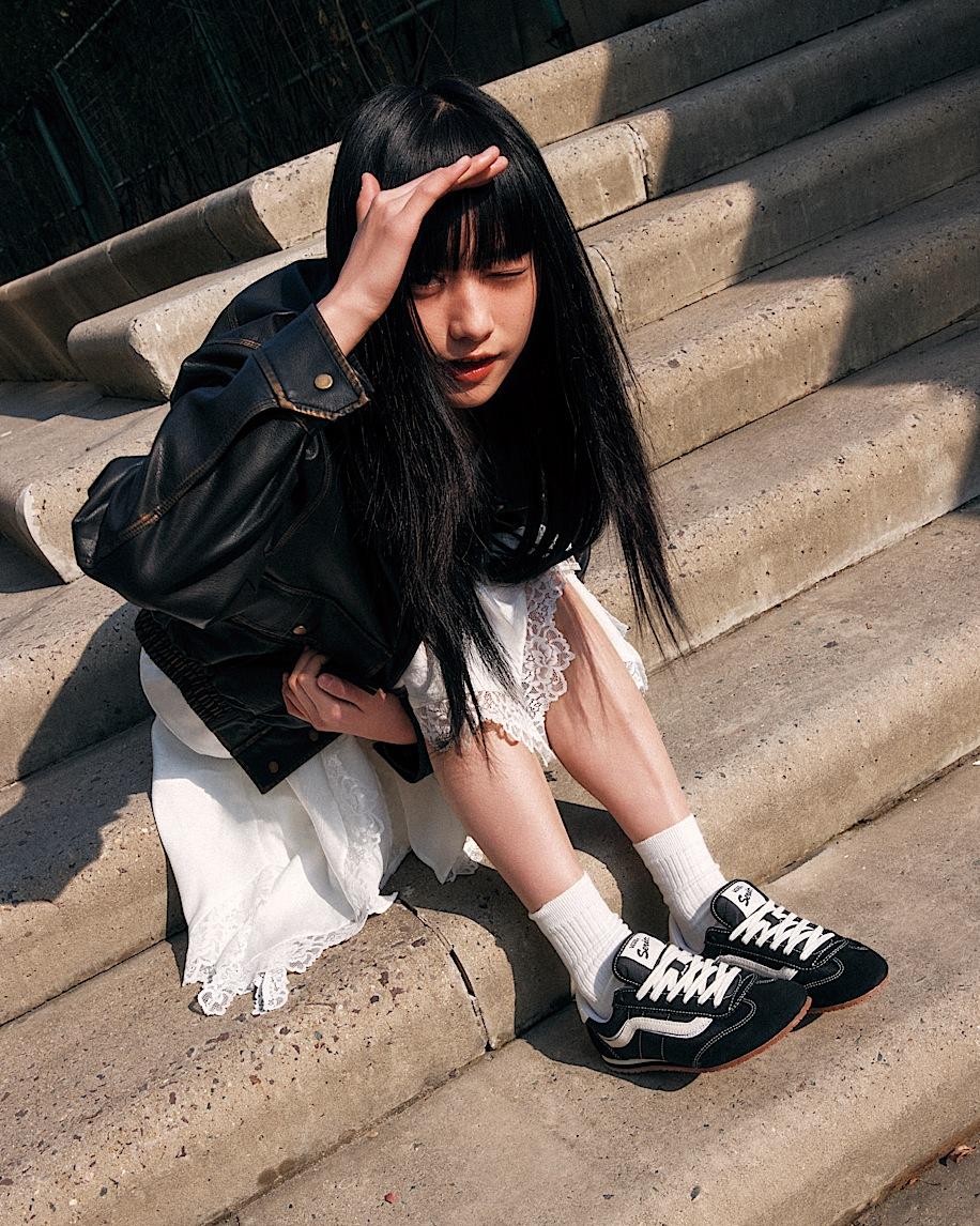 Super Lowpro Shoe in Black| Vans US Product Image