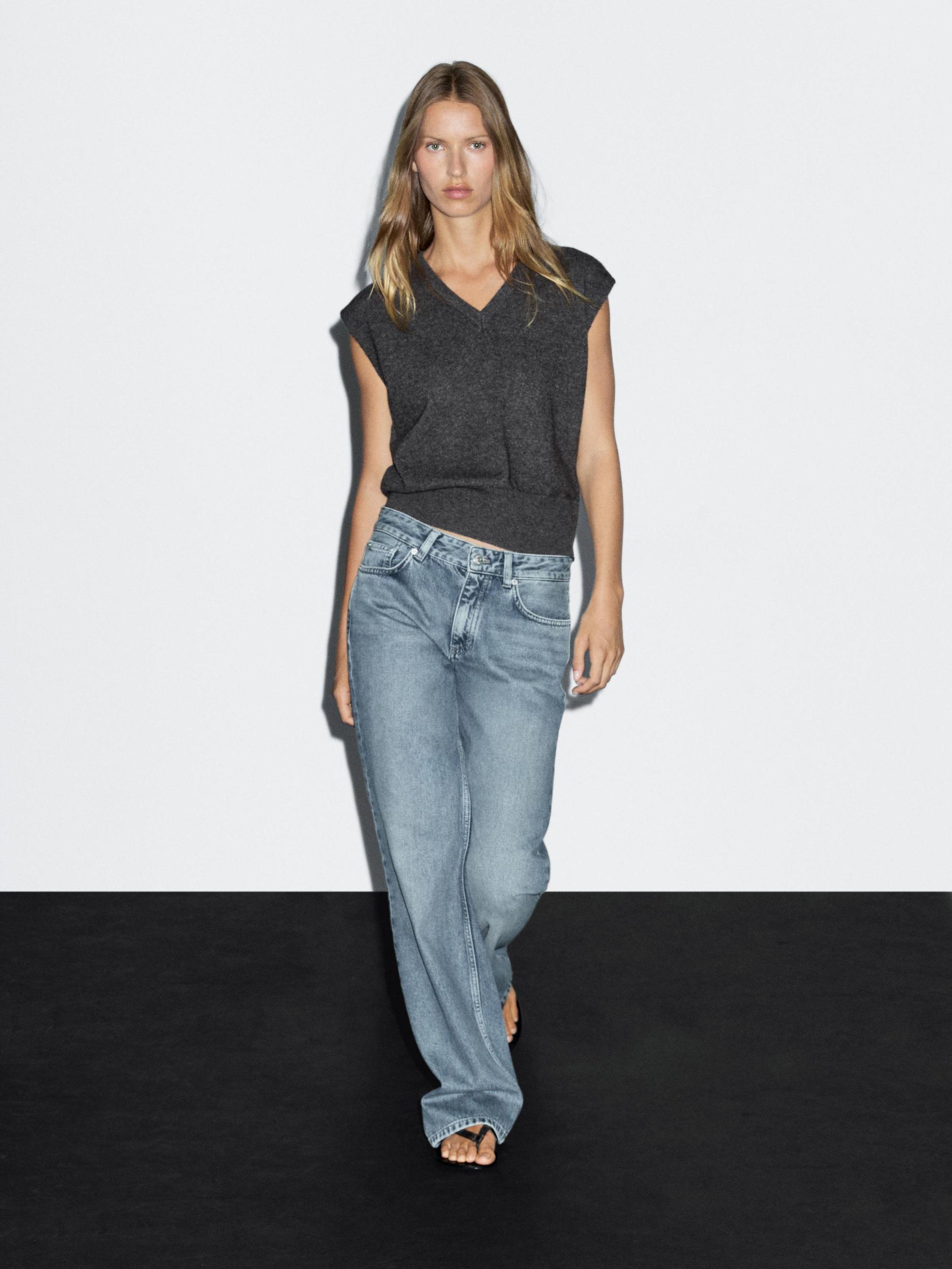 V-neck knit vest Product Image