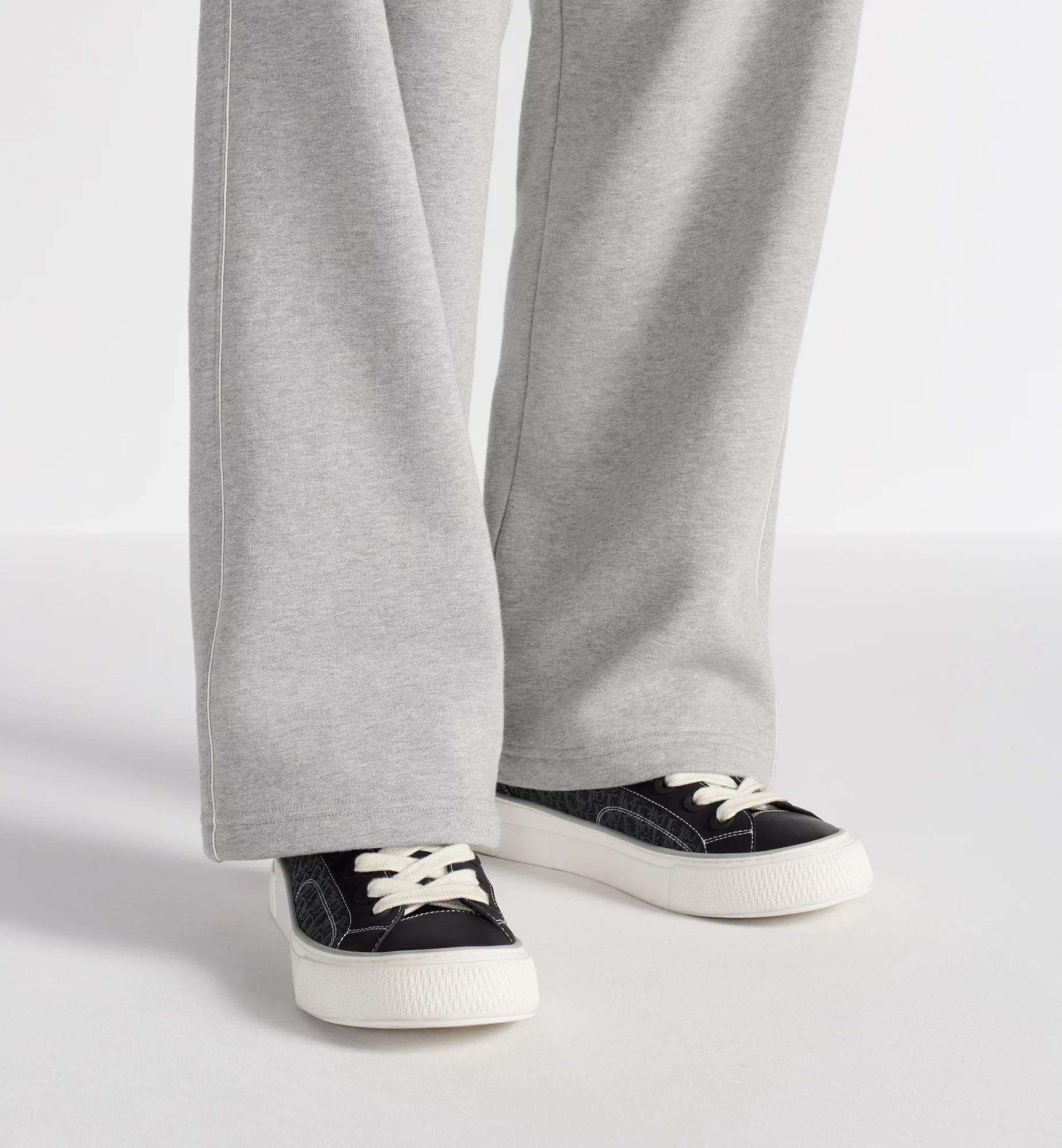 B33 Spin Sneaker Product Image