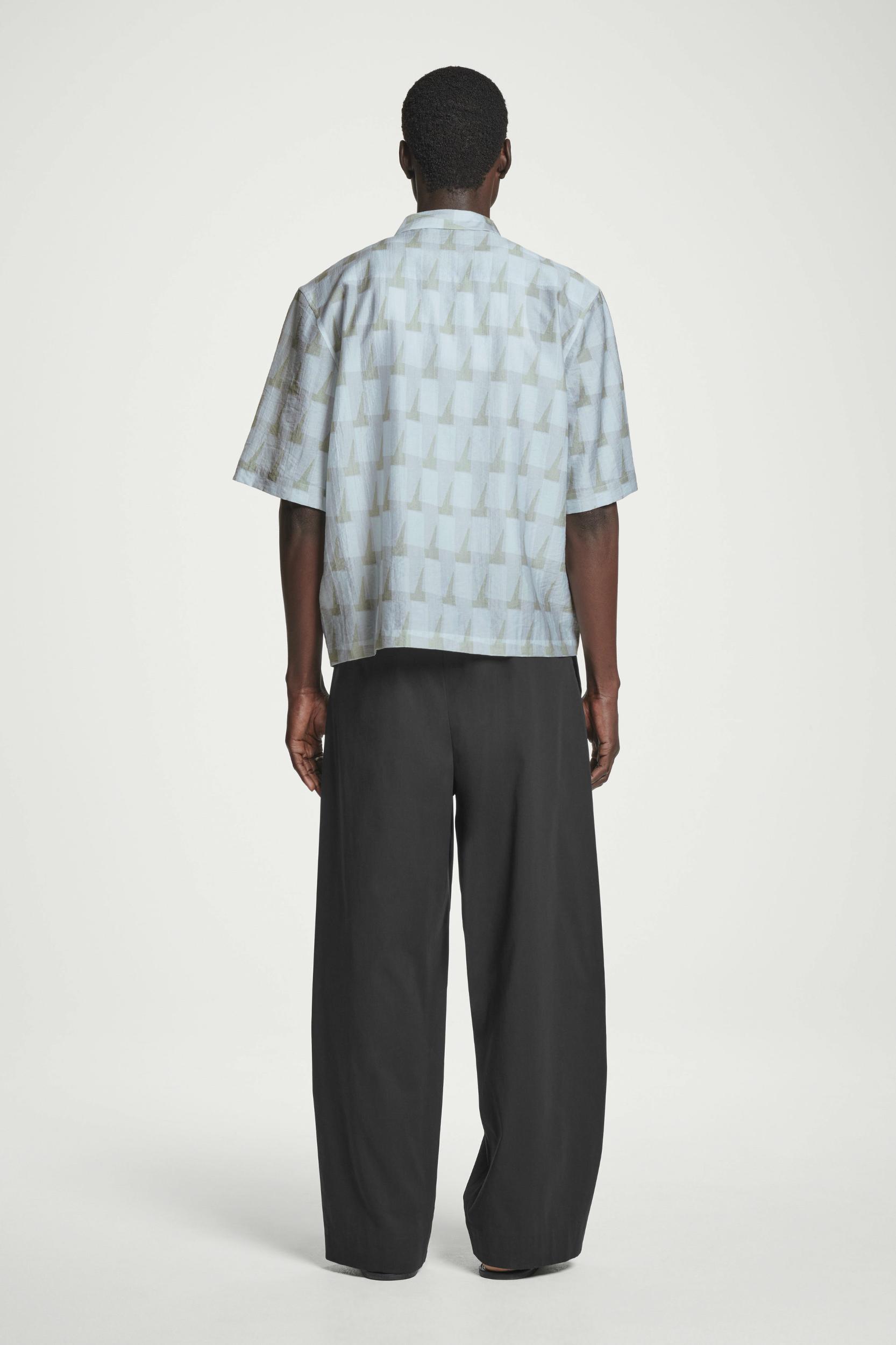 GEOMETRIC PRINT SHORT SLEEVED SHIRT Product Image