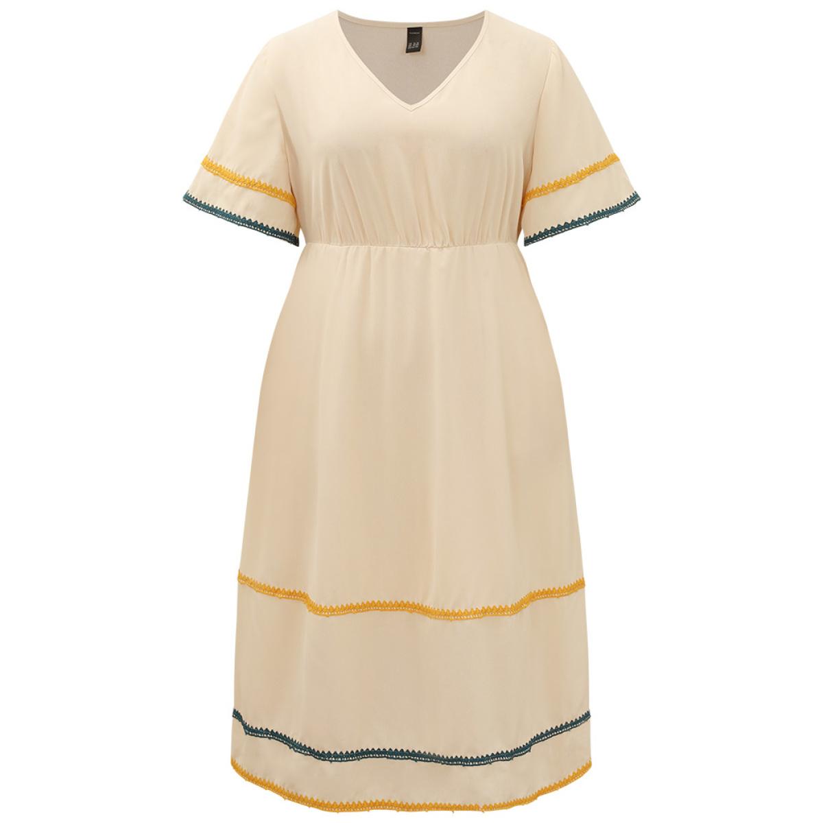 Plus Size Contrast Trim Pocket V Neck Gathered Dress Ivory Women Vacation Gathered V-neck Short sleeve Curvy Midi Dress BloomChic 26/4X Product Image