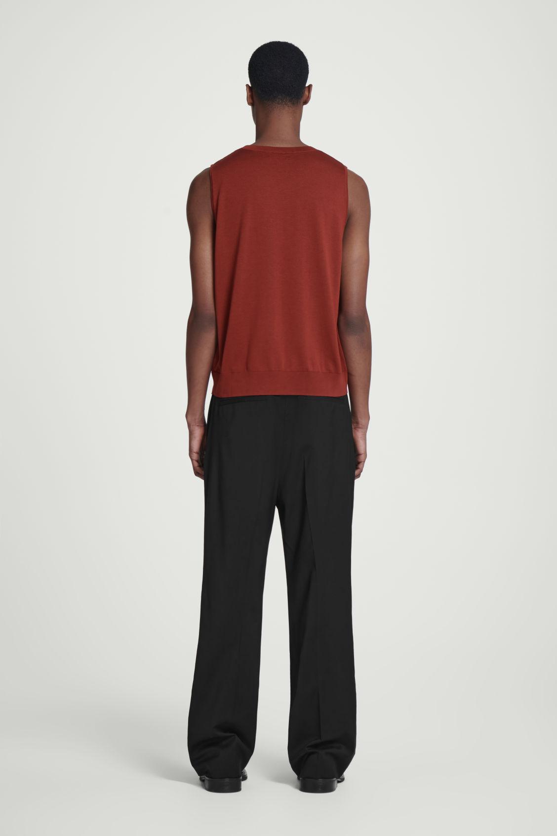 RELAXED KNITTED SILK VEST Product Image