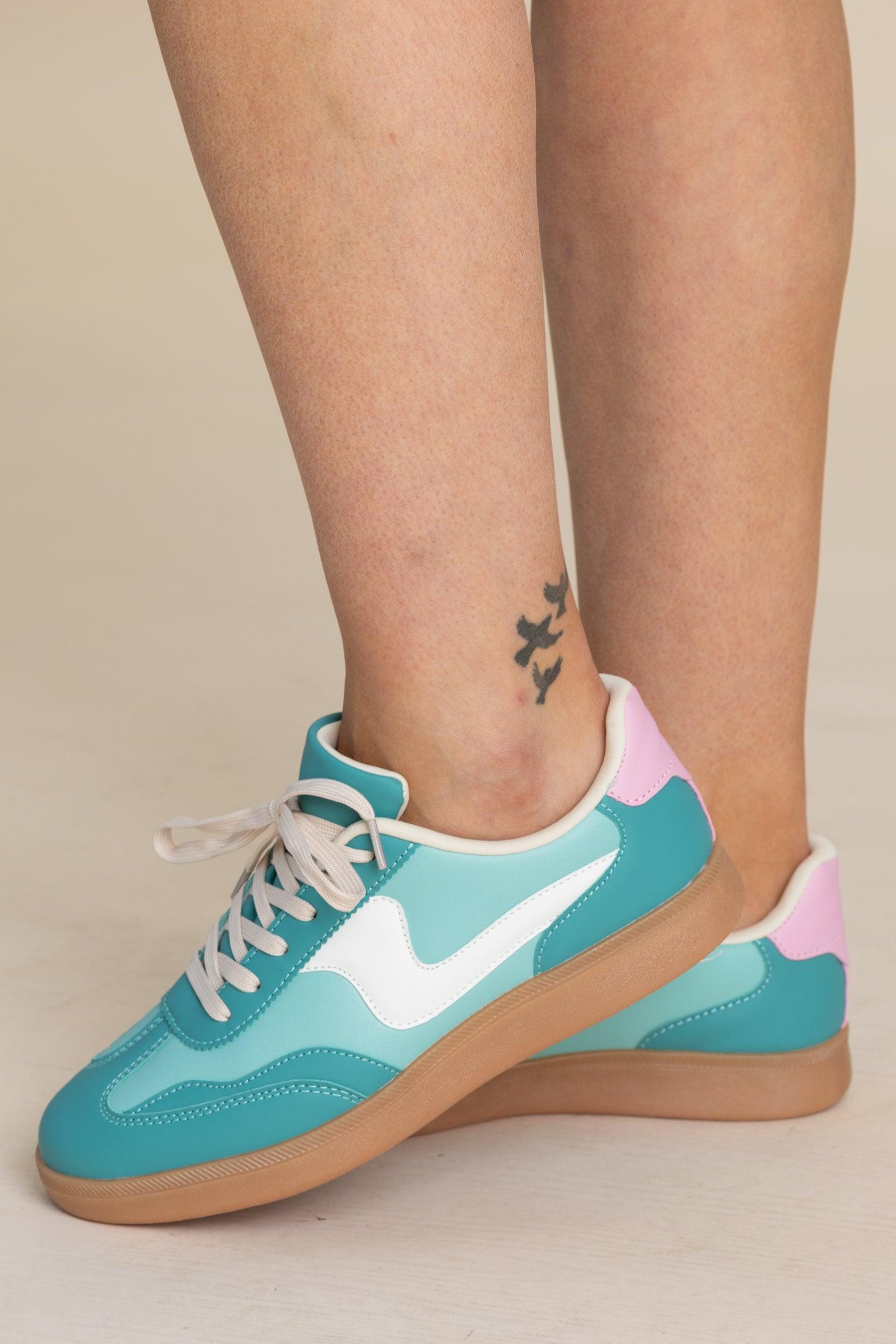 Wavy Design Low Top Sneakers Product Image