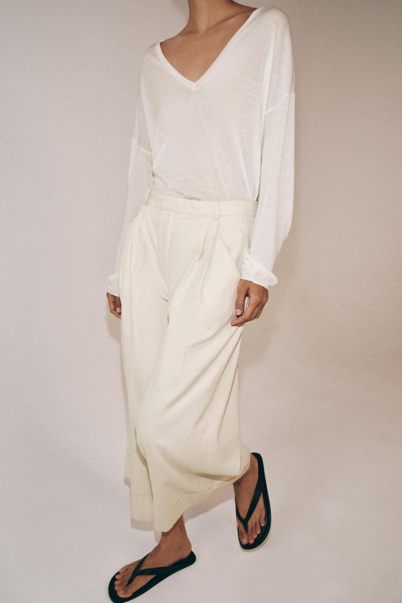 FINE KNIT V-NECK JUMPER Product Image
