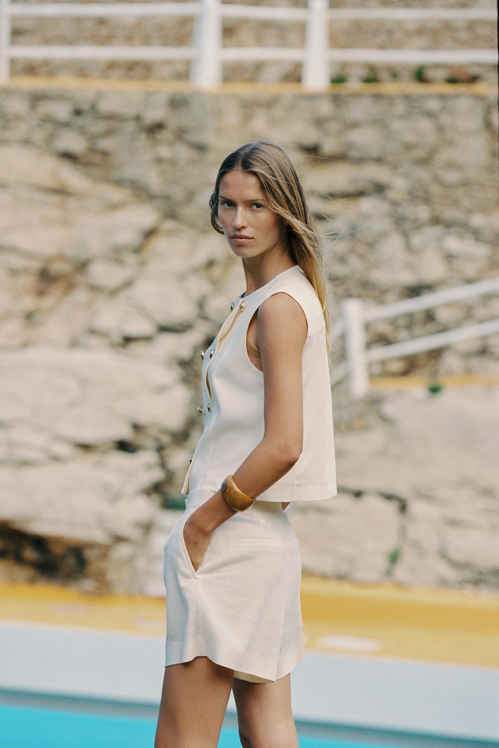 LINEN PLEATED BERMUDA SHORTS Product Image