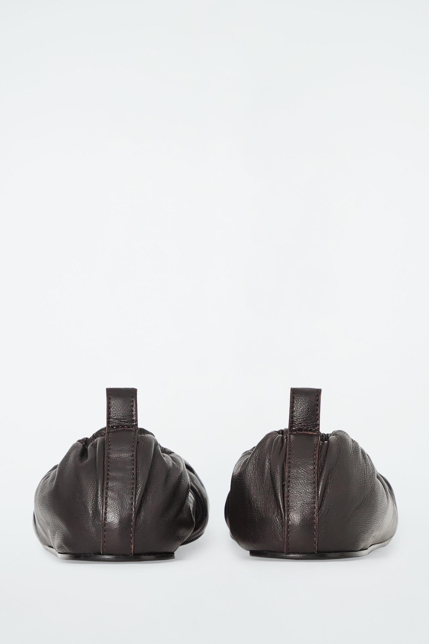 THE RUCHED LEATHER BALLET FLATS Product Image