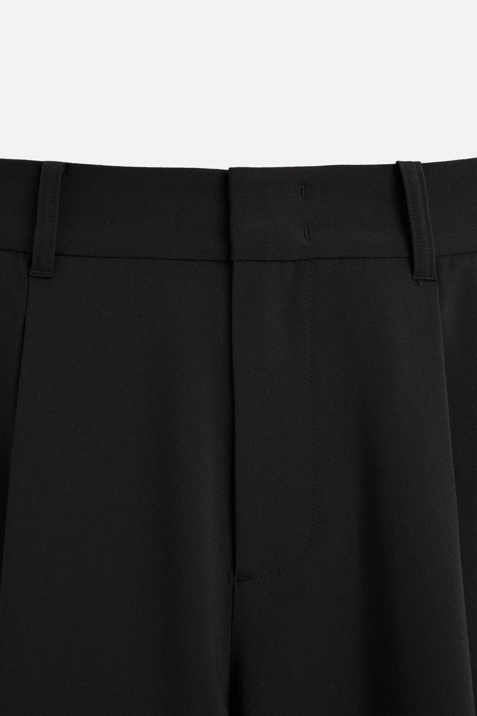 RELAXED FIT PLEATED SHORTS Product Image