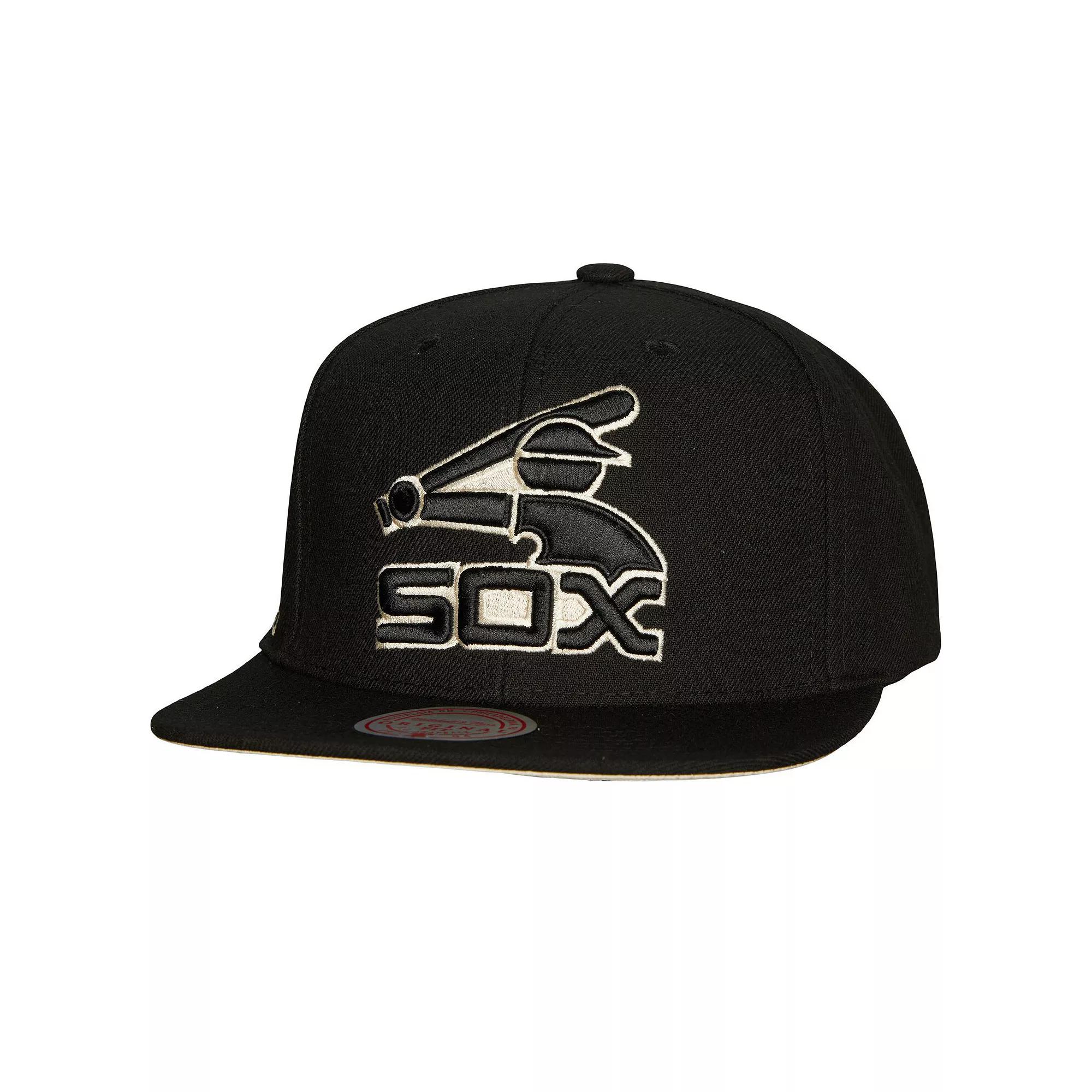 Men's Mitchell & Ness Black Chicago White Sox Cooperstown Collection True Classics Snapback Hat Product Image