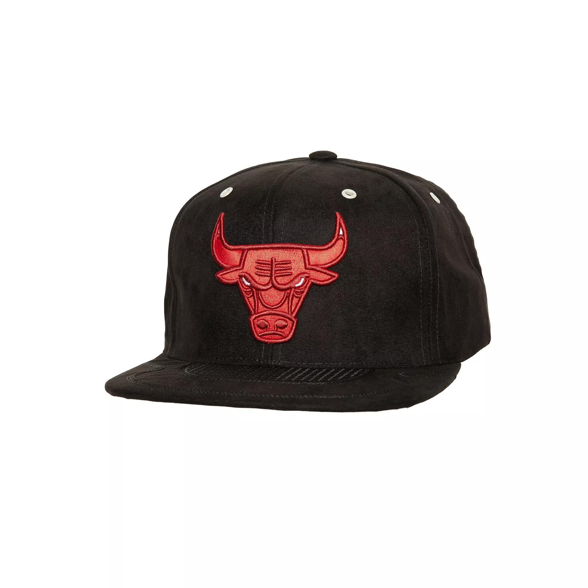 Men's Mitchell & Ness Black Chicago Bulls Day 4 Snapback Hat Product Image