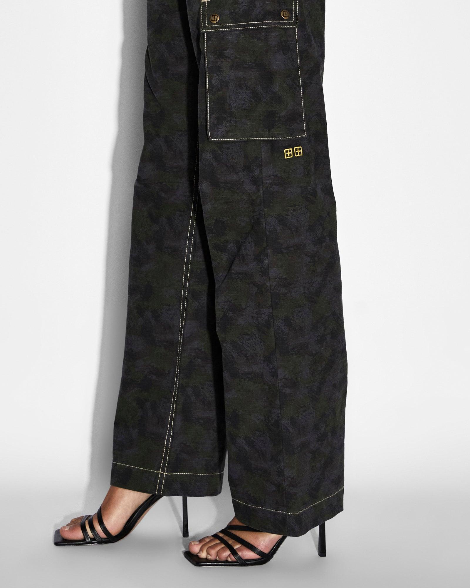 SQUAD CARGO CAMO Female Product Image