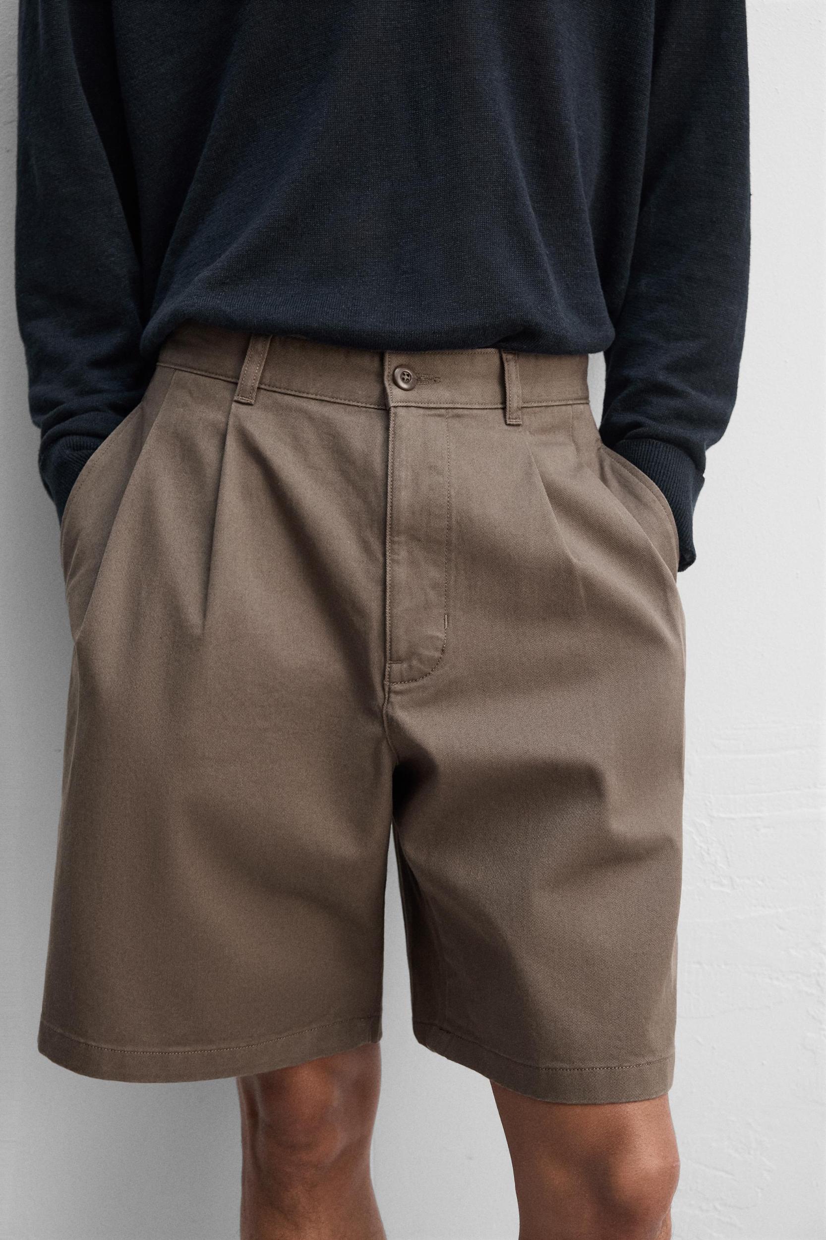 RELAXED FIT PLEATED SHORTS Product Image