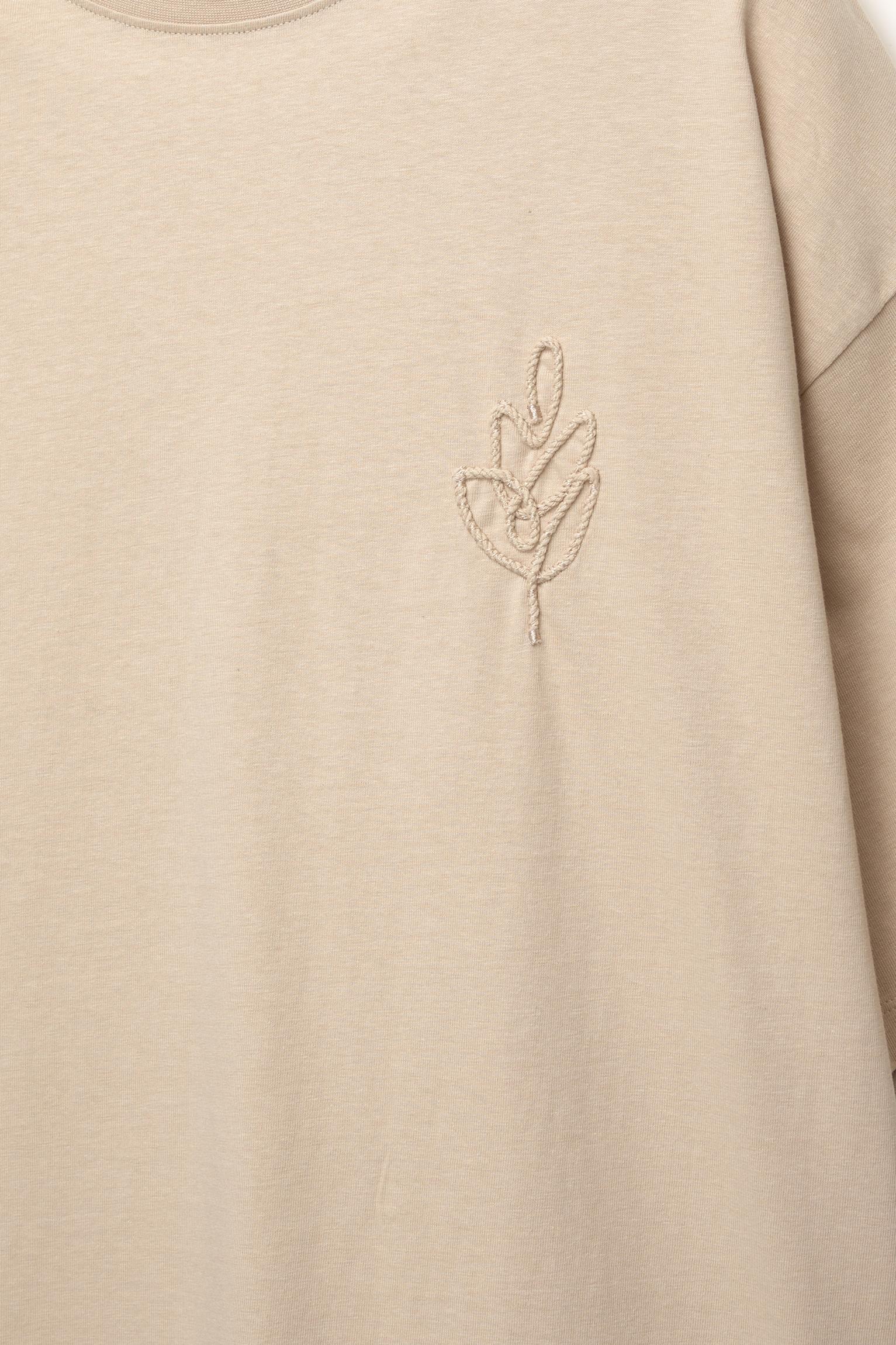 T-shirt with nature embroidery Product Image