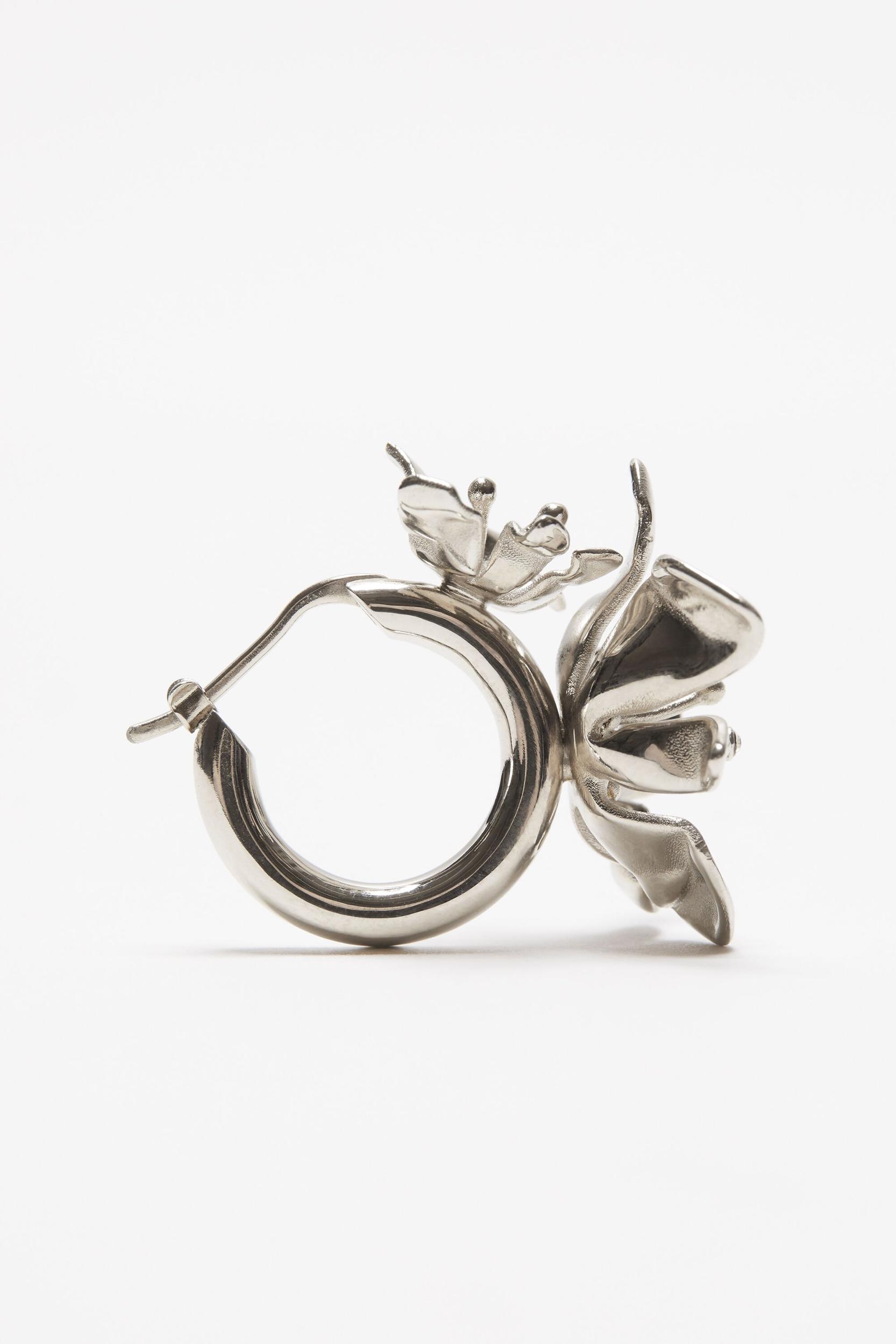 Flower hoop earrings Product Image