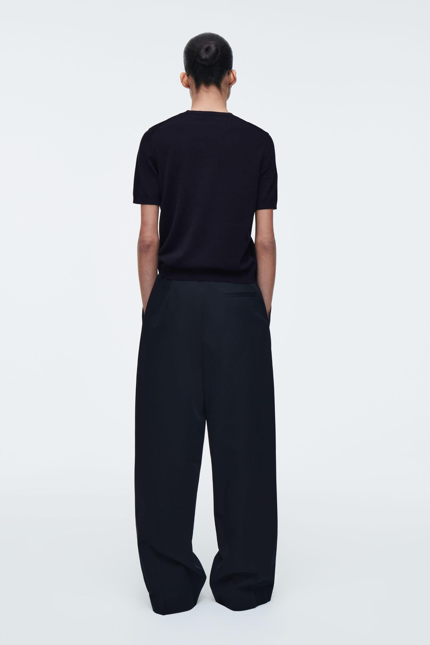 KNITTED COTTON V-NECK T-SHIRT Product Image