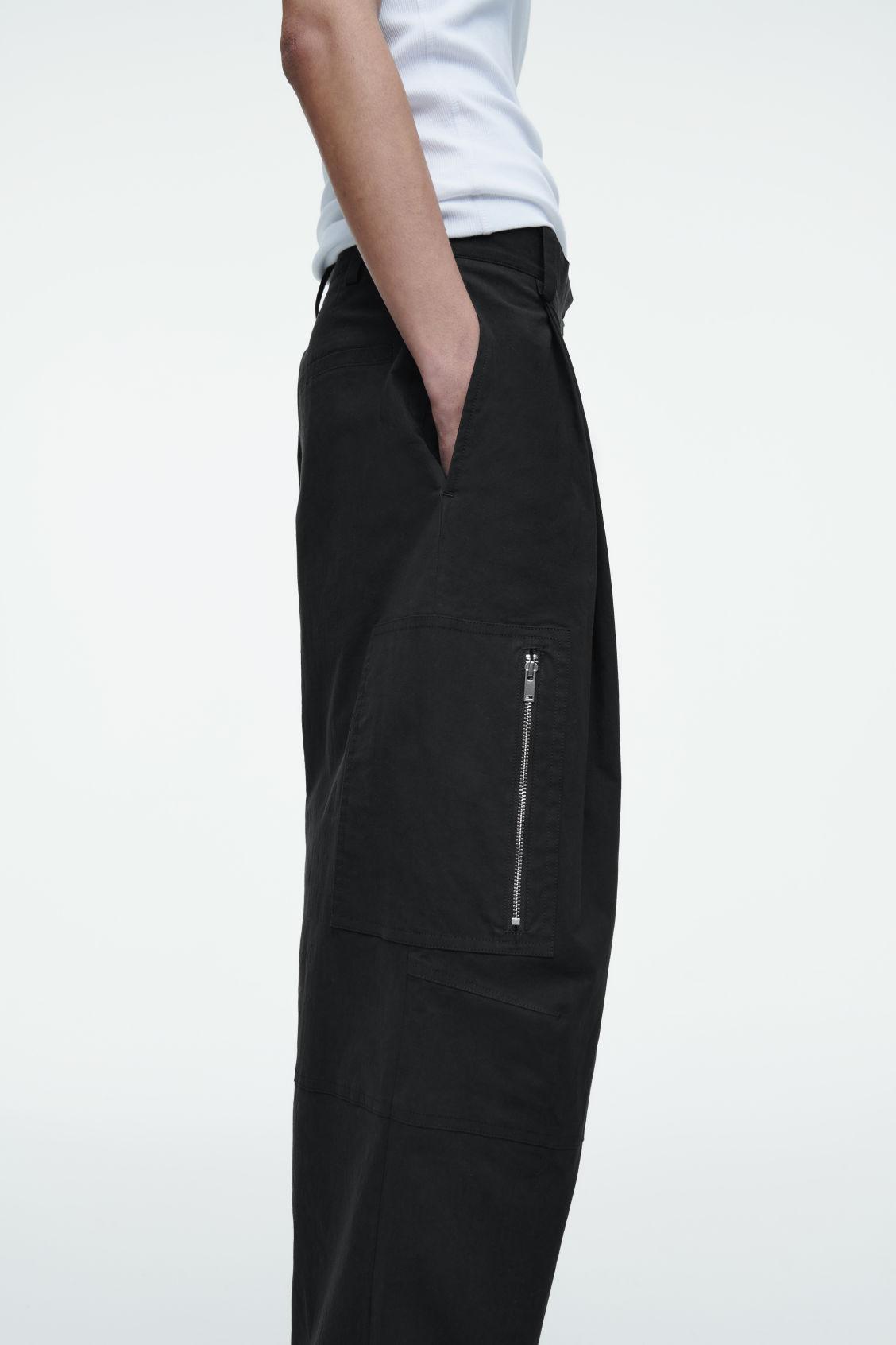 UTILITY BARREL-LEG CARGO PANTS Product Image
