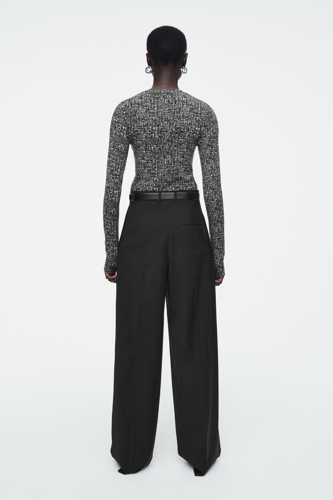 SLIM LIGHTWEIGHT LONG-SLEEVED TOP Product Image