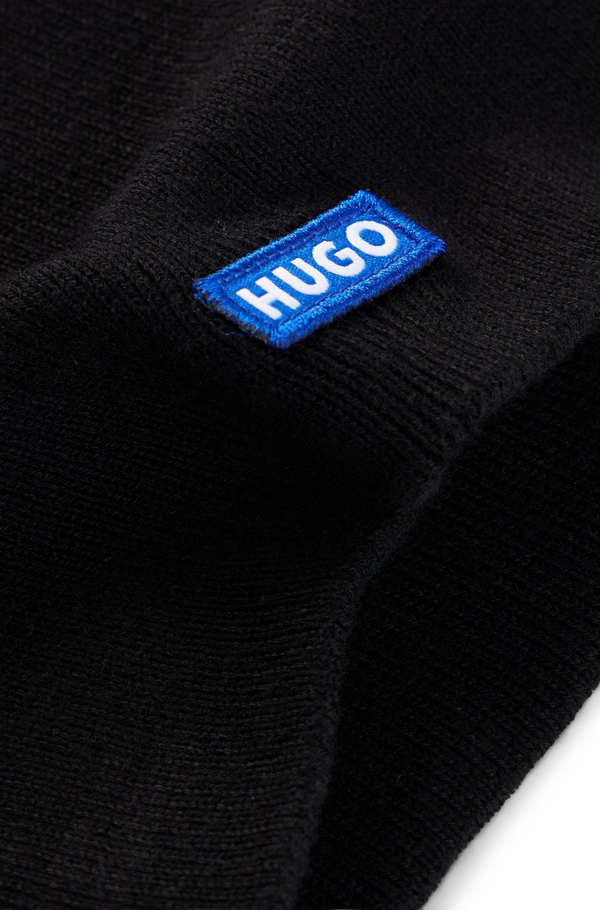 Cotton-knit beanie with blue logo label Product Image