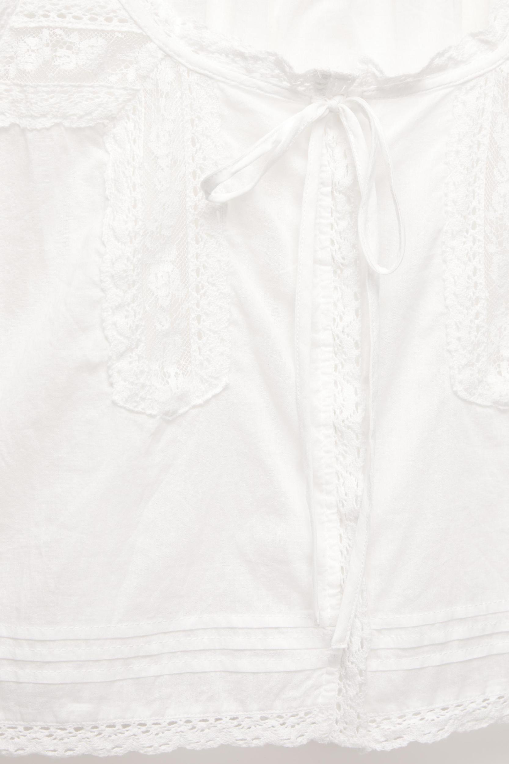 White lace trim top Product Image