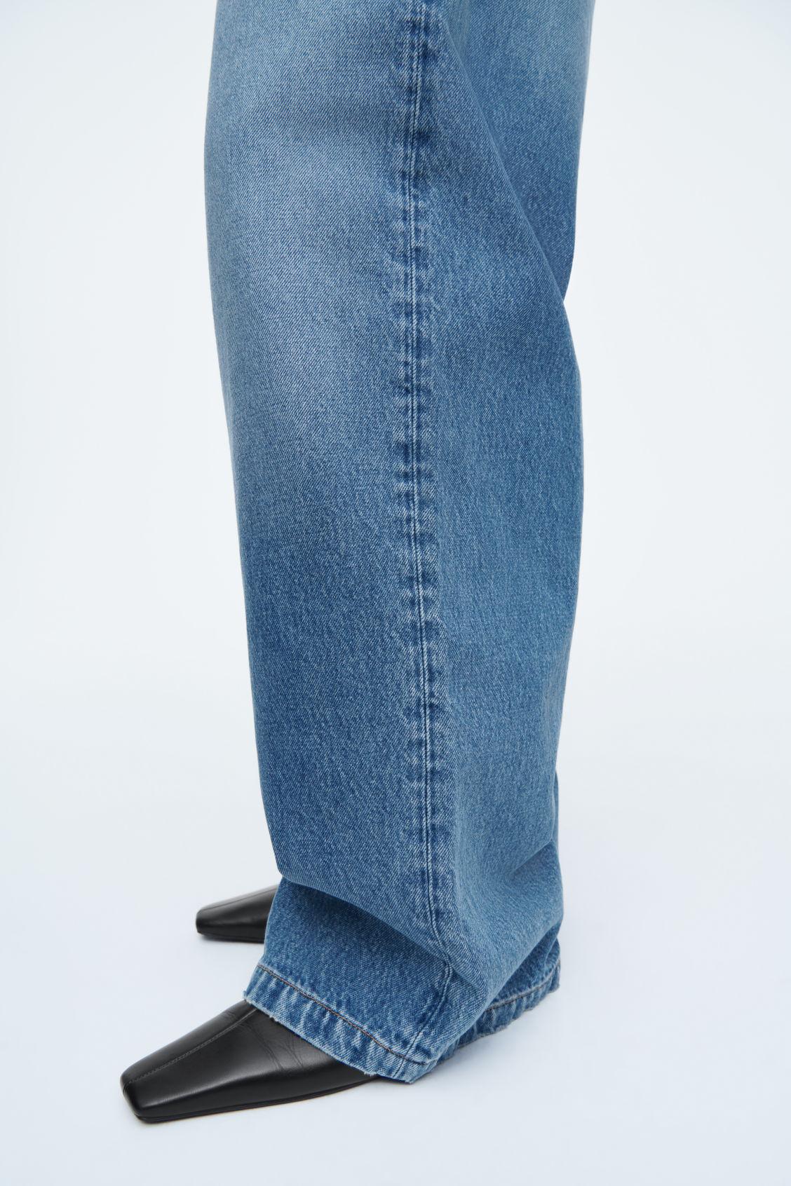 VOLUME WIDE-LEG JEANS Product Image