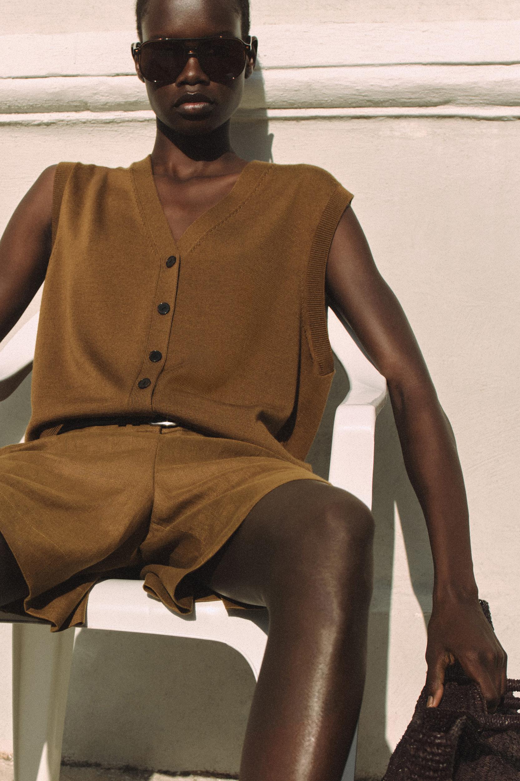 VNECK MERINO WOOL WAISTCOAT Product Image