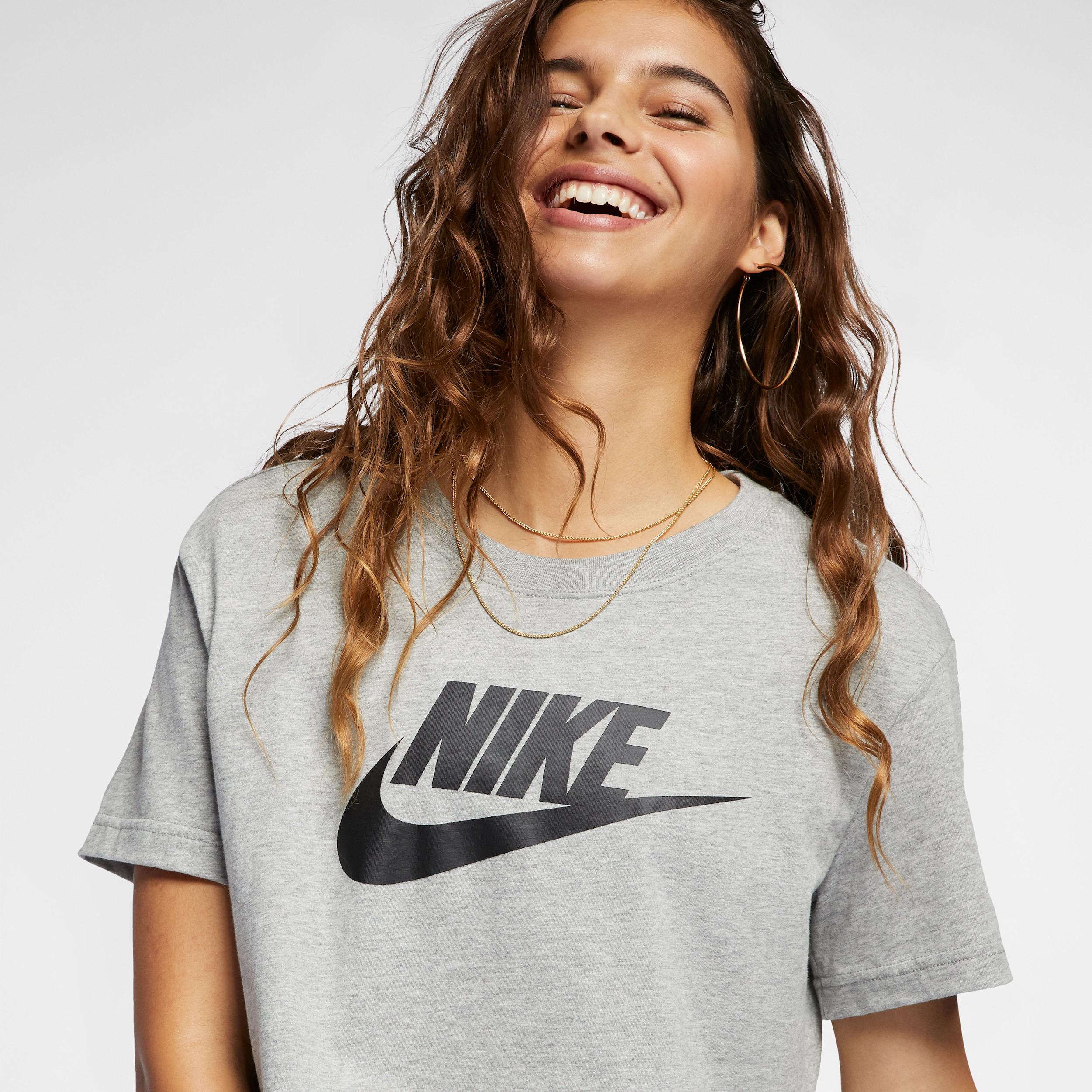Nike Sportswear Essential Women's Cropped Logo T-Shirt Product Image