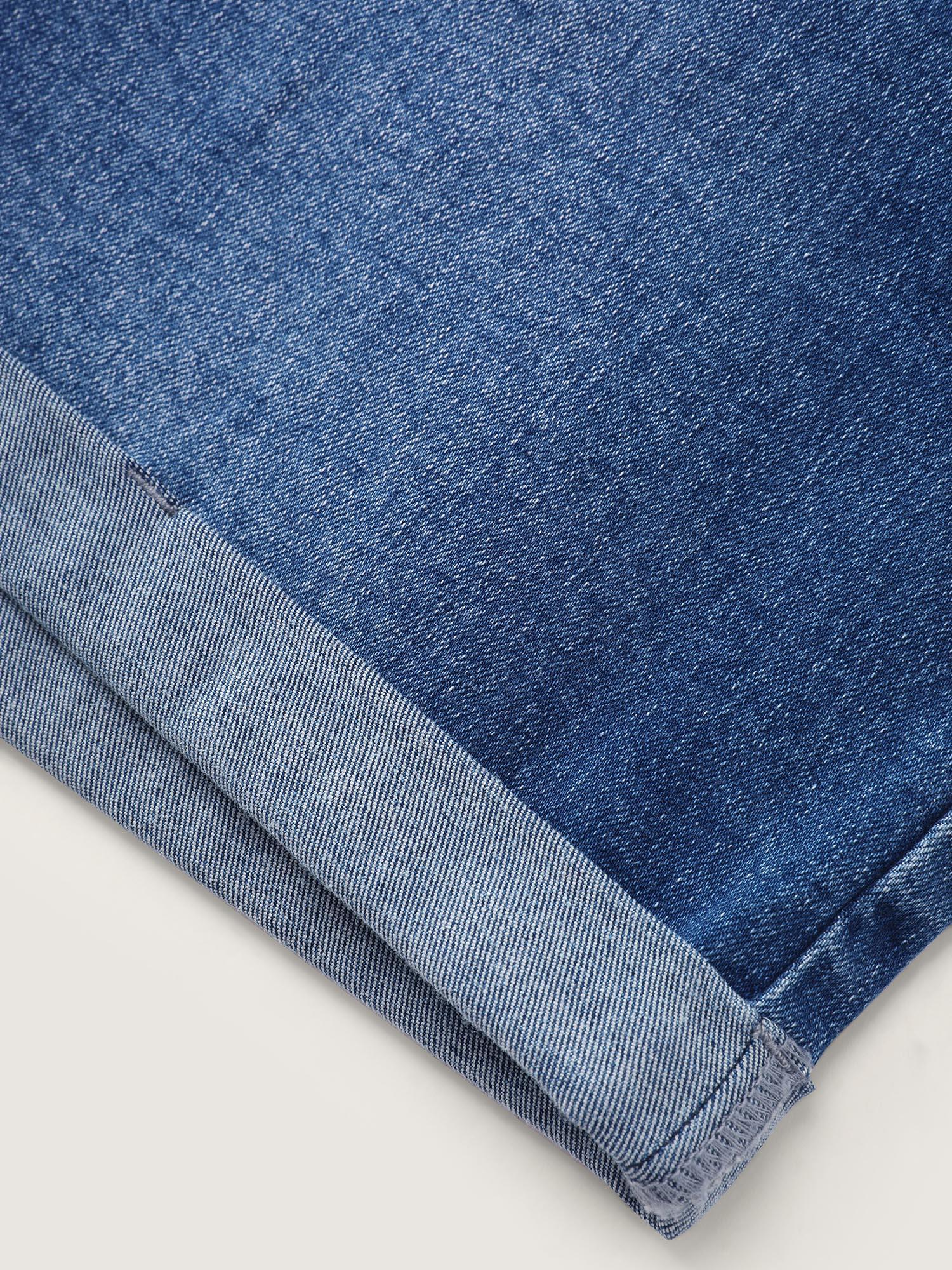Curve-Friendly Stretchy Straight-Leg Denim Shorts Female Product Image