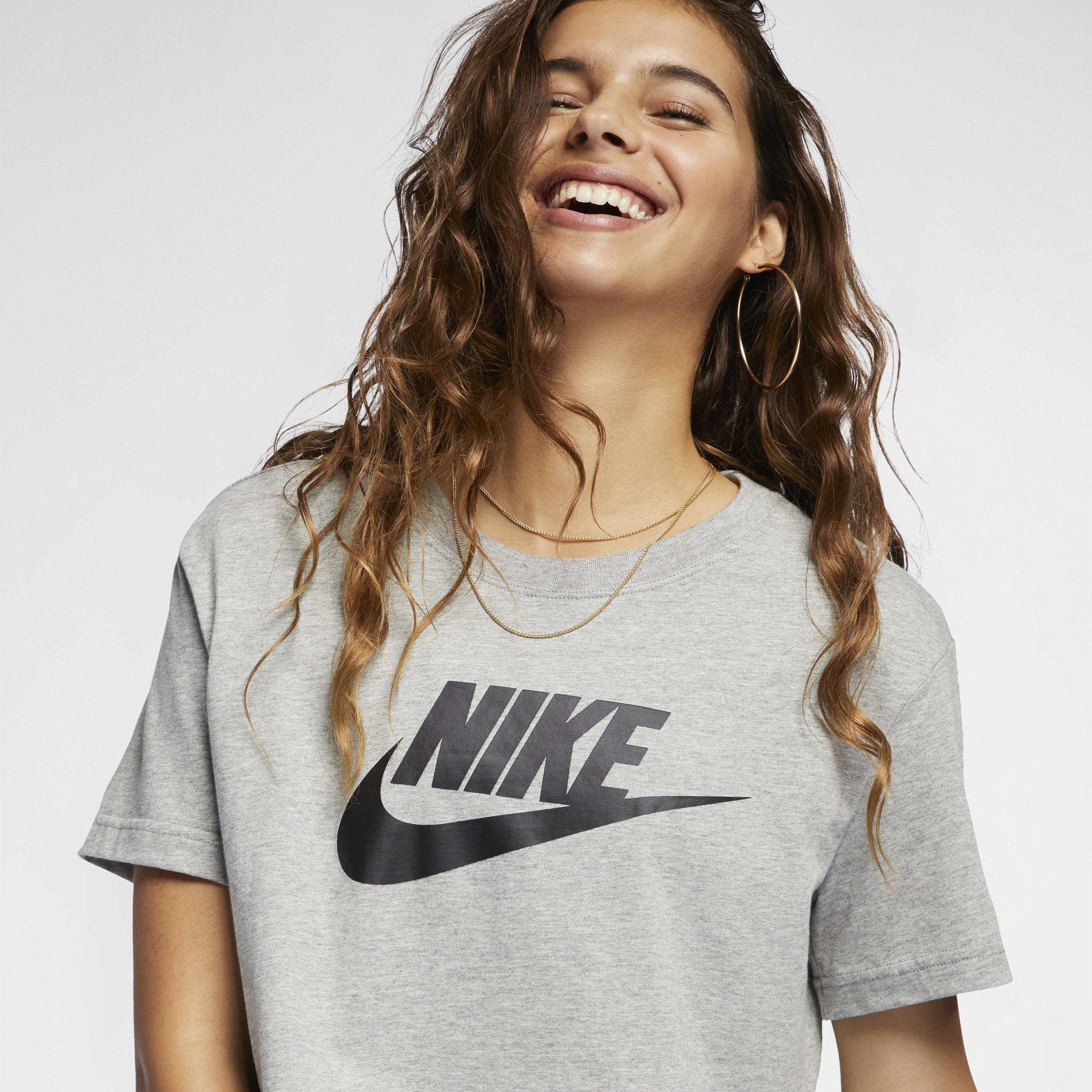 Nike Sportswear Essential Women's Cropped Logo T-Shirt Product Image