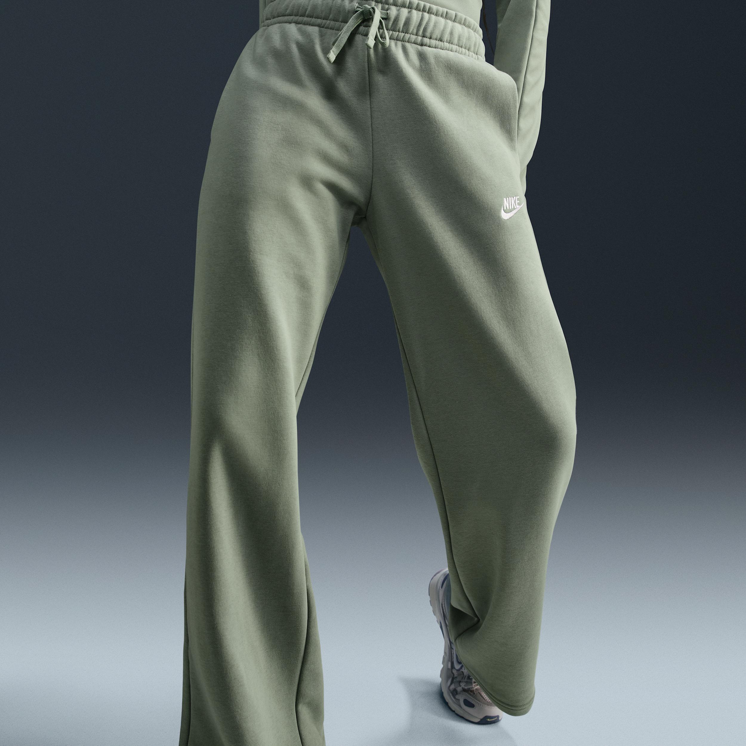 Women's Nike Sportswear Club Fleece Mid-Rise Wide-Leg Sweatpants Product Image