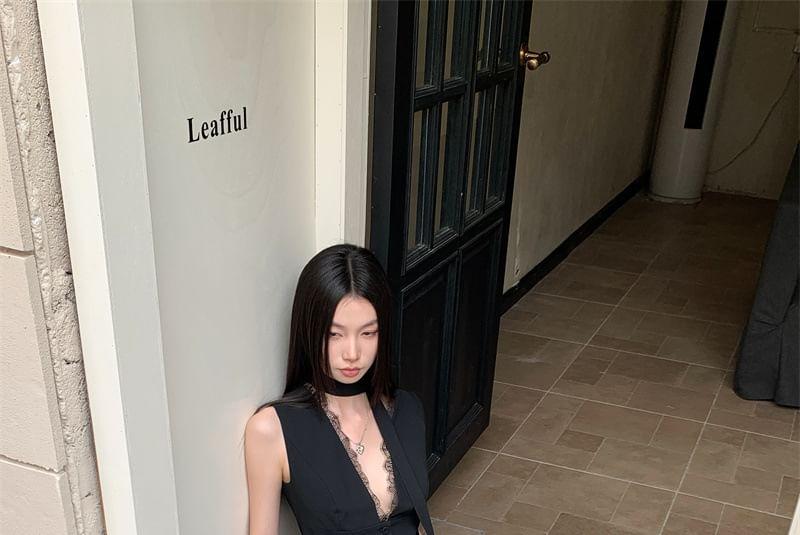 Choker-Neck V-Neck Sleeveless Lace Trim Slit Top / High Waist Floral Jacquard Mini A-Line Skirt Product Image