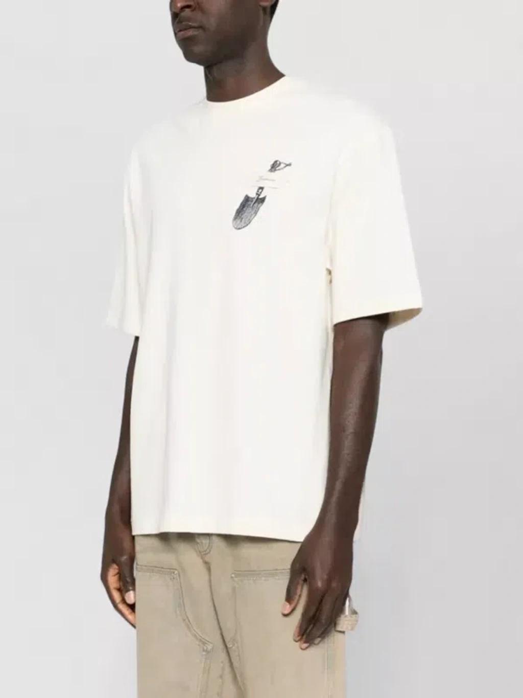 JACQUEMUS Graphic Print Crew Neck Short Sleeve T-shirt In White Product Image