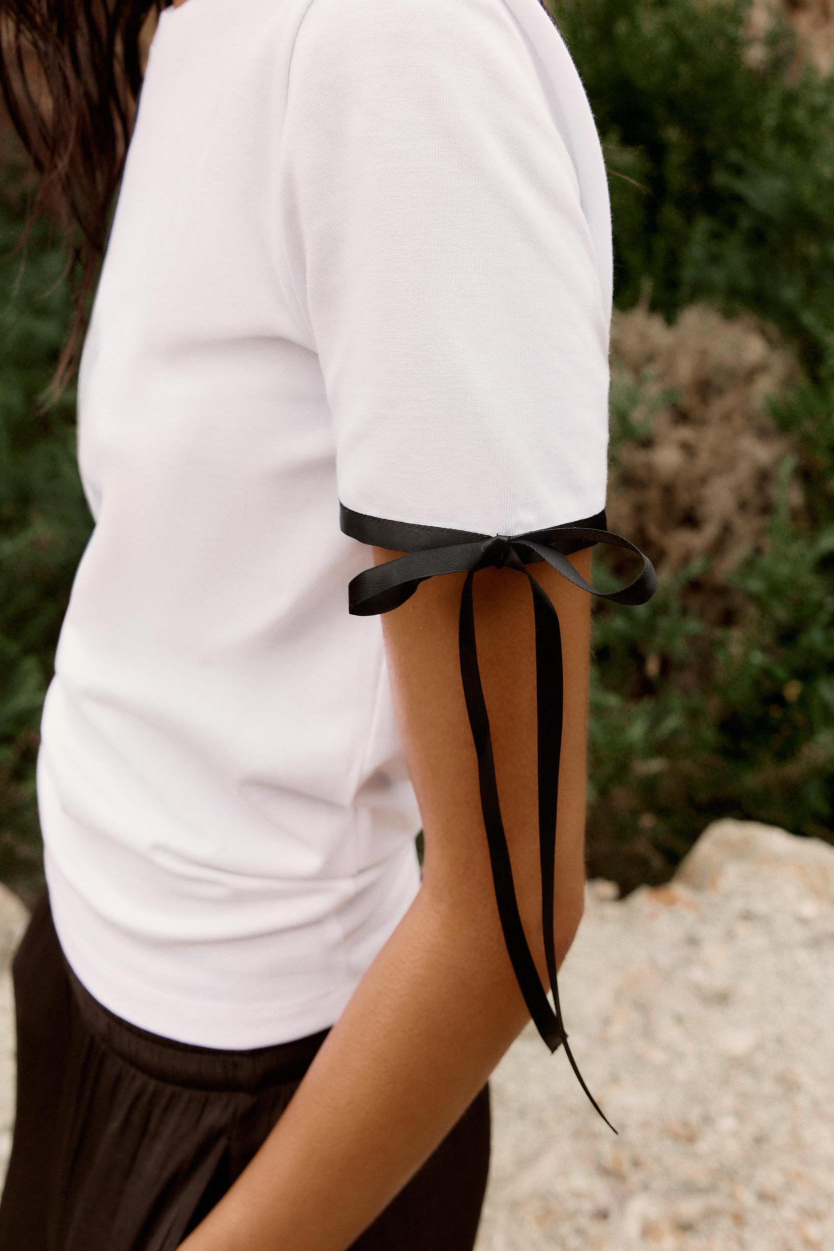 CONTRAST BOW T-SHIRT Product Image