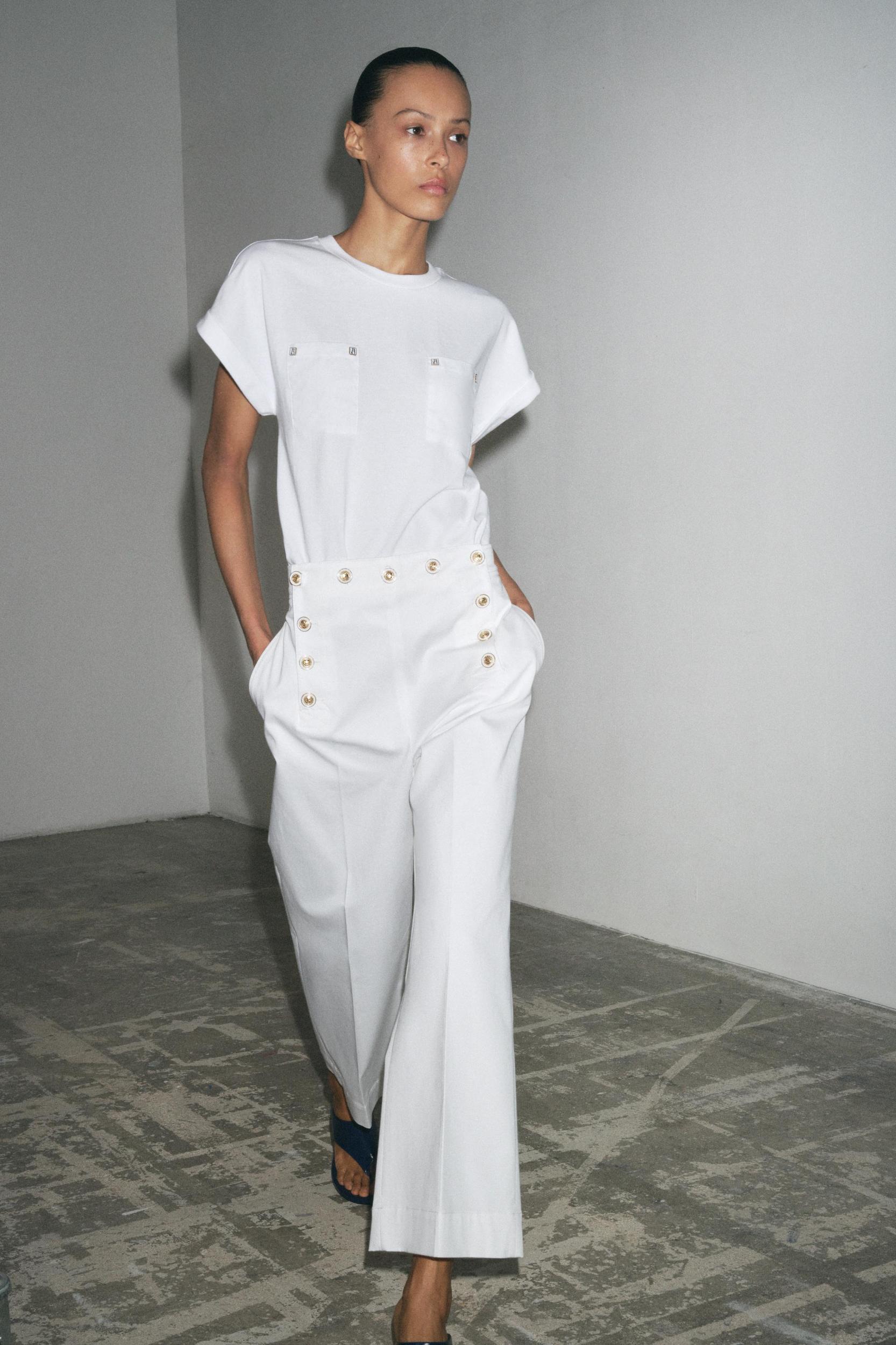 POCKETS T-SHIRT Product Image