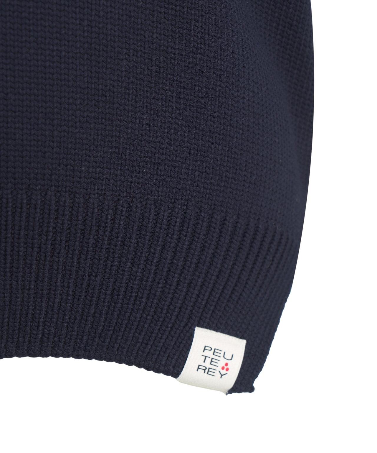 V-neck vest Product Image