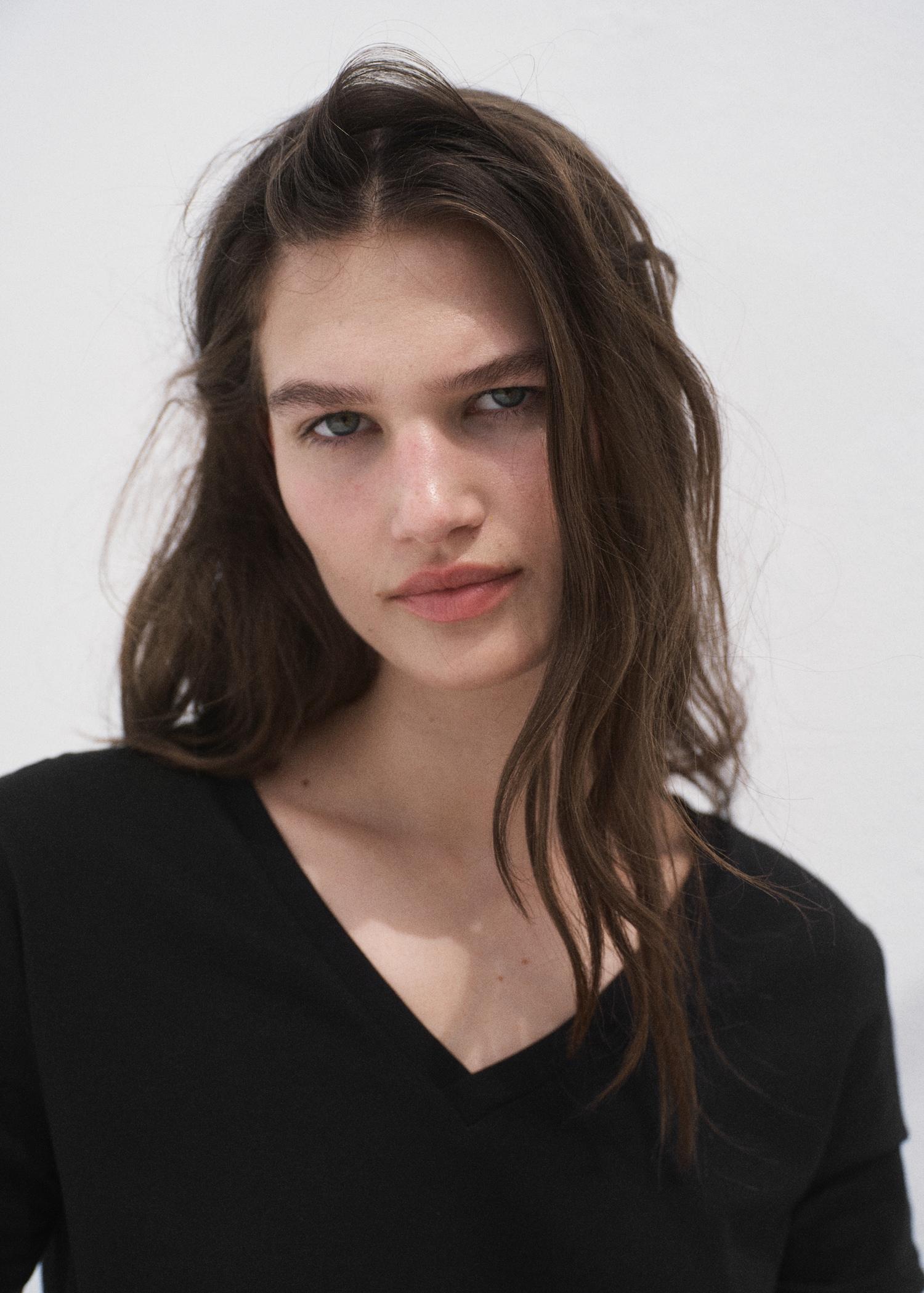 V-neck cotton T-shirt - Women | MANGO USA Product Image