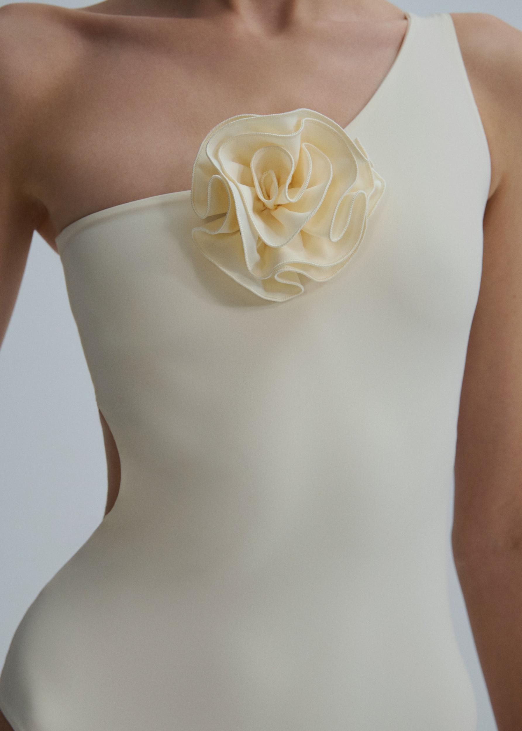 Back cutout swimsuit in cream Product Image
