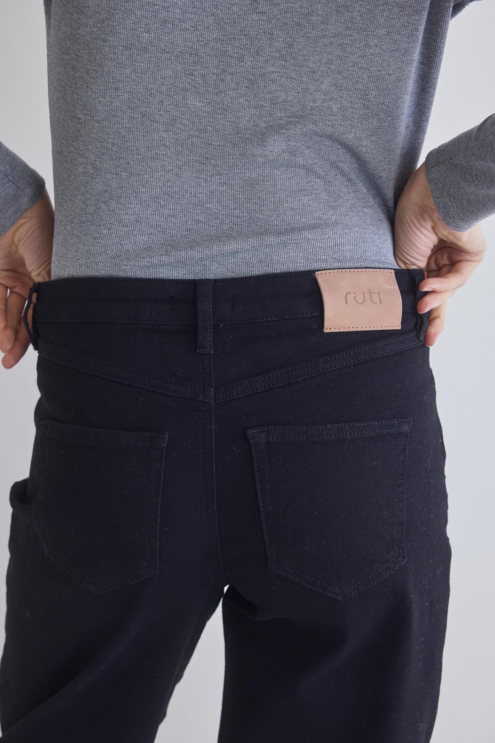 The Ribbed Long Sleeve V-Neck Product Image