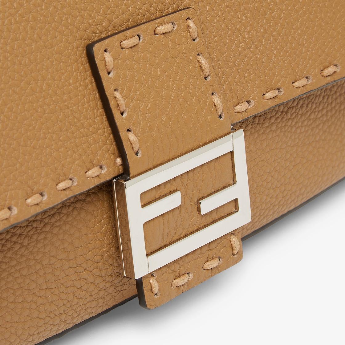 Regular Selleria BaguetteBlack Selleria bag with 590 hand-sewn topstitches Product Image