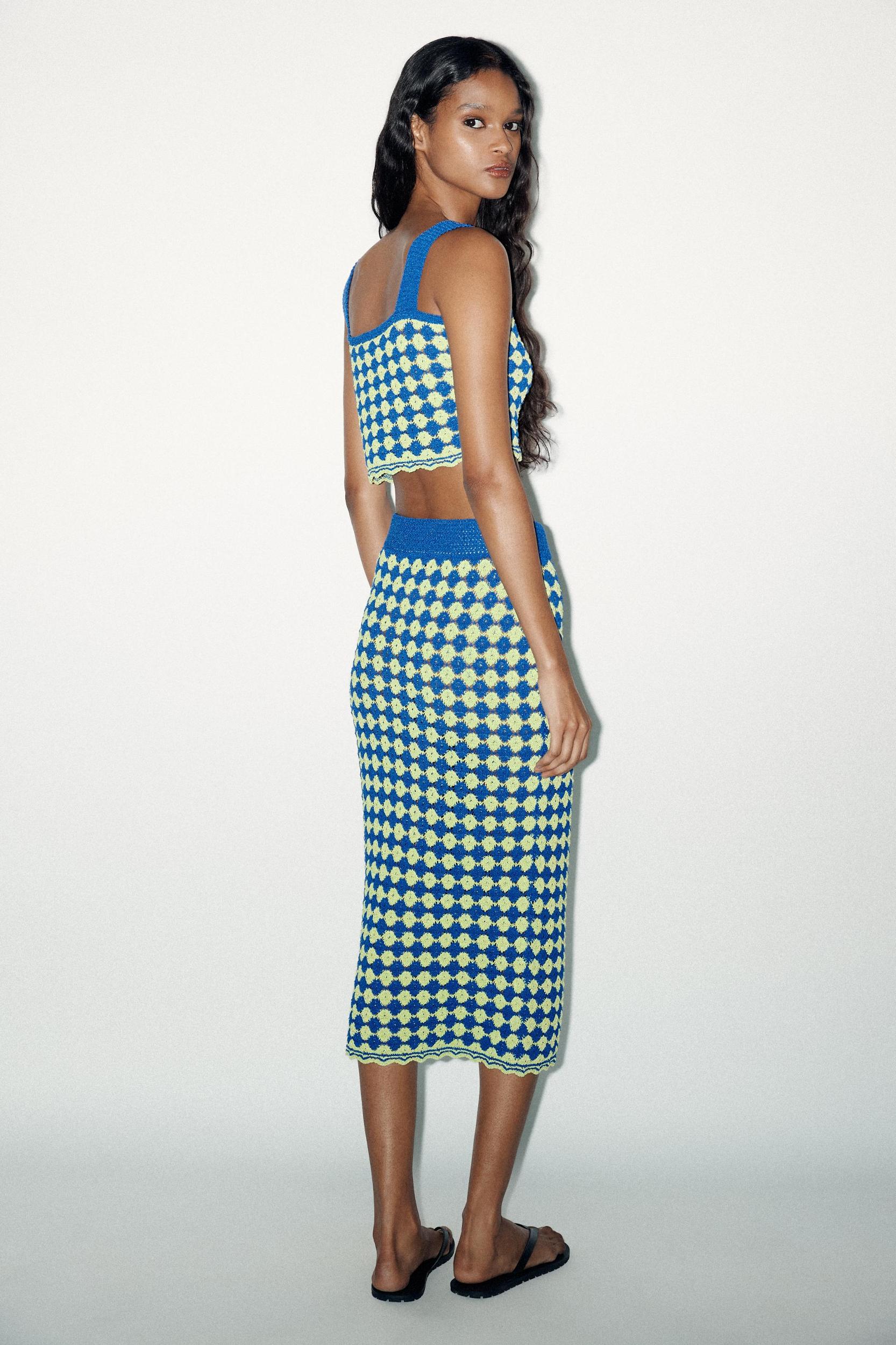 STRUCTURED KNIT CROP TOP Product Image