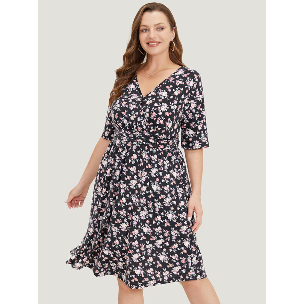 Plus Size Ditsy Floral Pocket Overlap Collar Half Sleeve Dress Black Women Casual Wrap V-neck Short sleeve Curvy Midi Dress BloomChic 26/4X Product Image