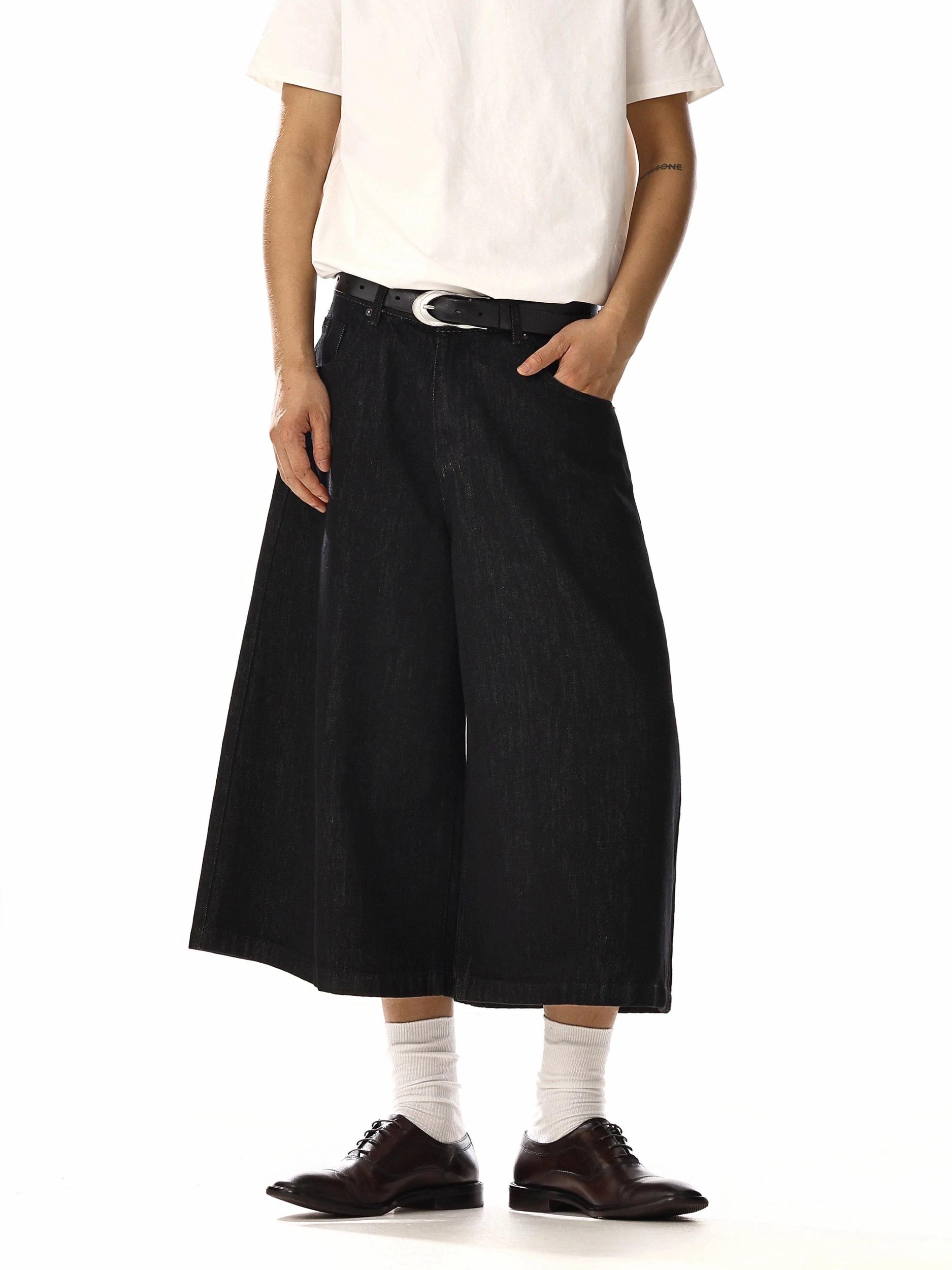RT No. 18248 BLACK WIDE SHORTS Product Image