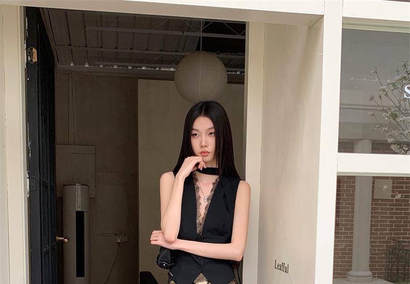 Choker-Neck V-Neck Sleeveless Lace Trim Slit Top / High Waist Floral Jacquard Mini A-Line Skirt Product Image