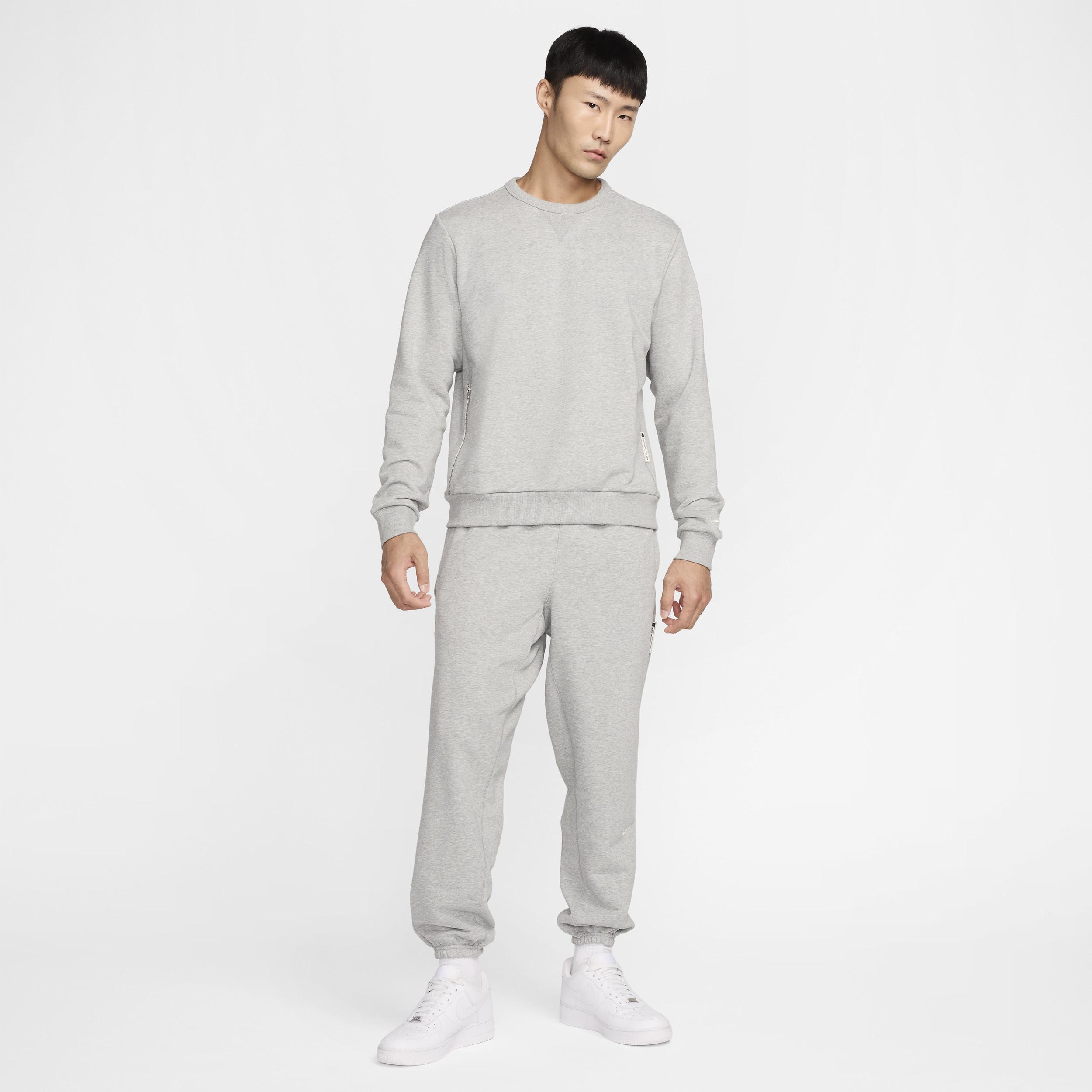 Nike Standard Issue Men's Dri-FIT Basketball Crew-Neck Sweatshirt Product Image