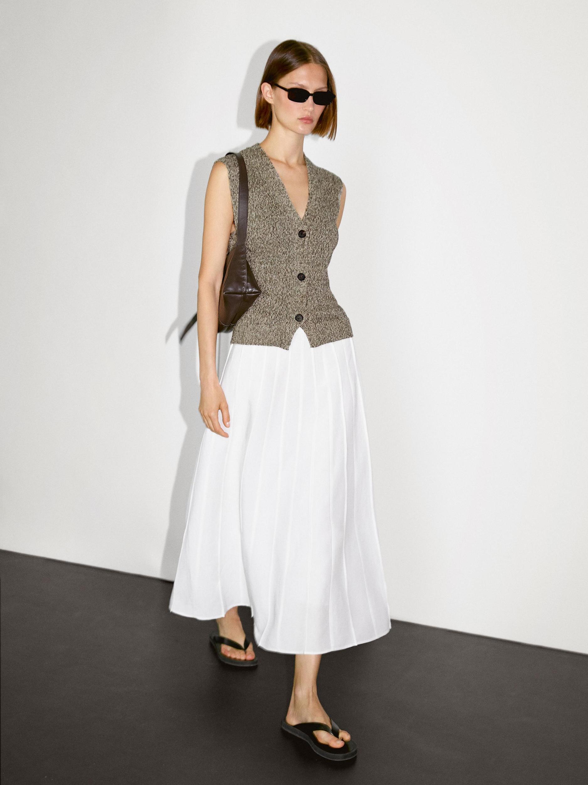 Mouliné knit V-neck vest Product Image