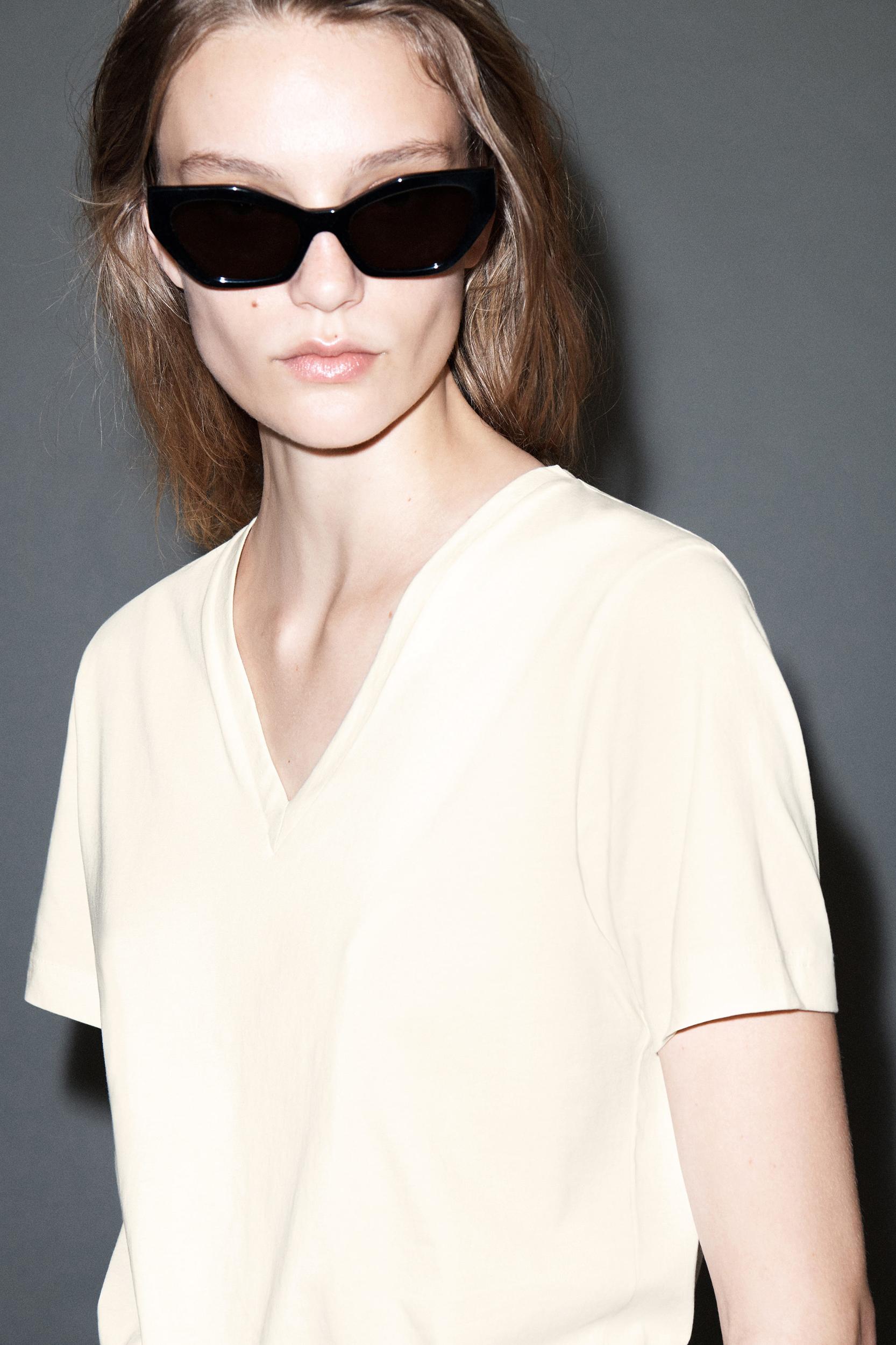 V-NECK COTTON T-SHIRT Product Image